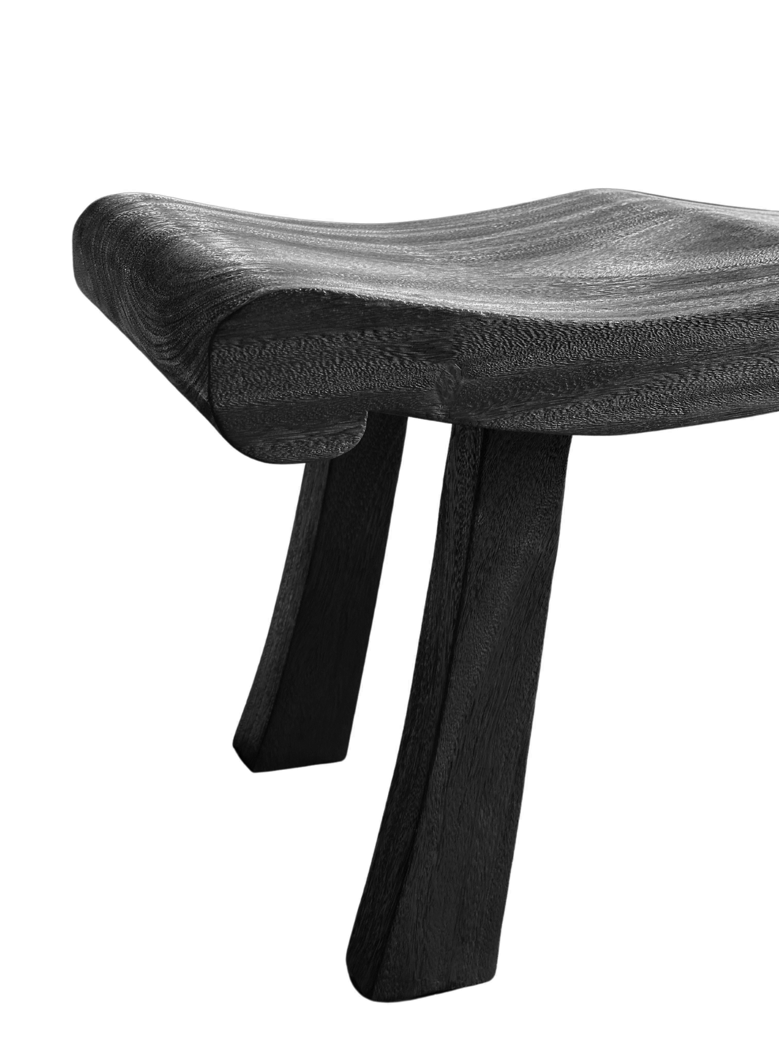 Banco Escultural de Madera de Mango, Acabado Quemado, Orgánico Moderno Indonesio en venta