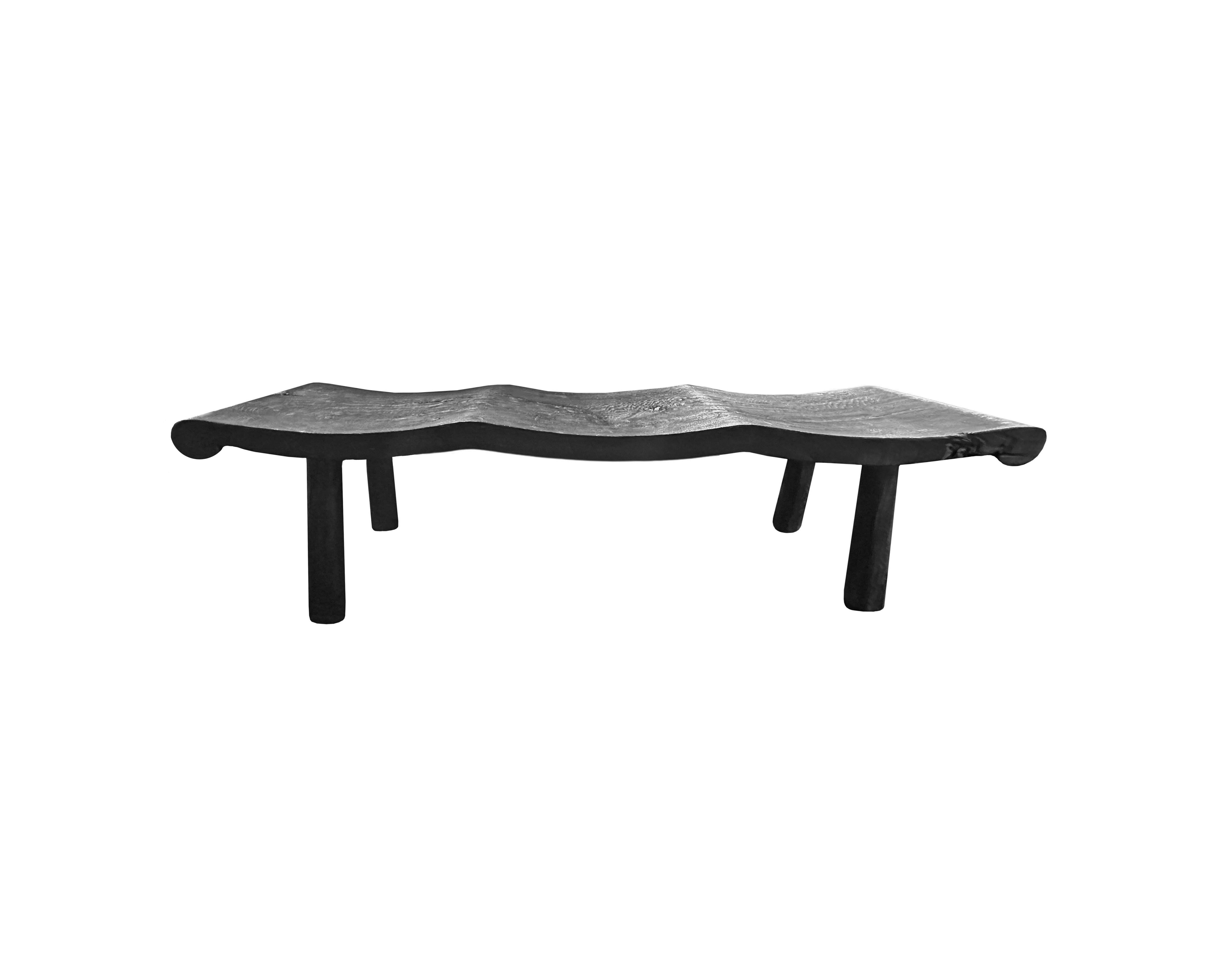 Banco Escultural de Madera de Mango, Acabado Quemado, Orgánico Moderno Indonesio en venta