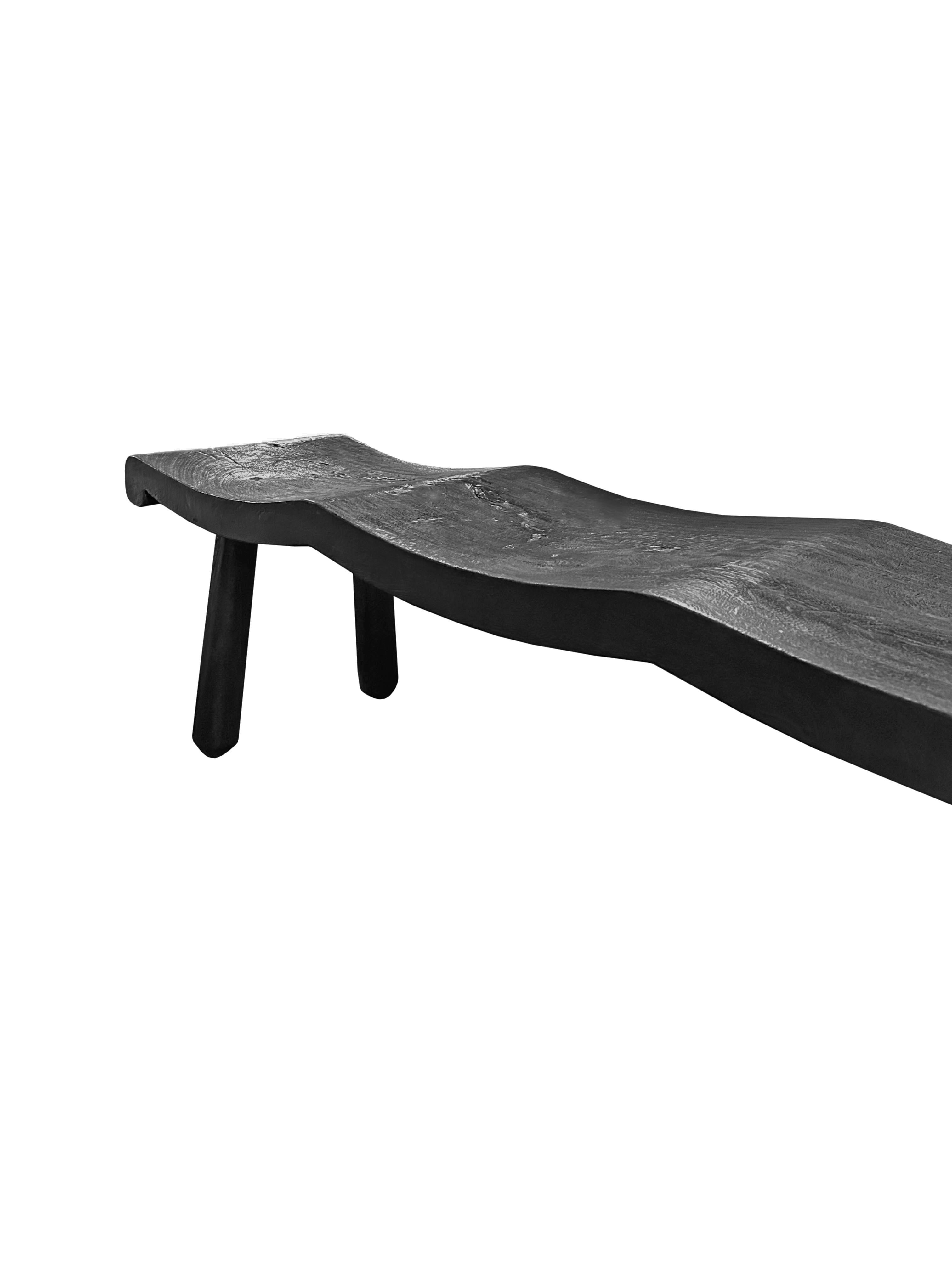 Banco Escultural de Madera de Mango, Acabado Quemado, Orgánico Moderno Tallado a mano en venta