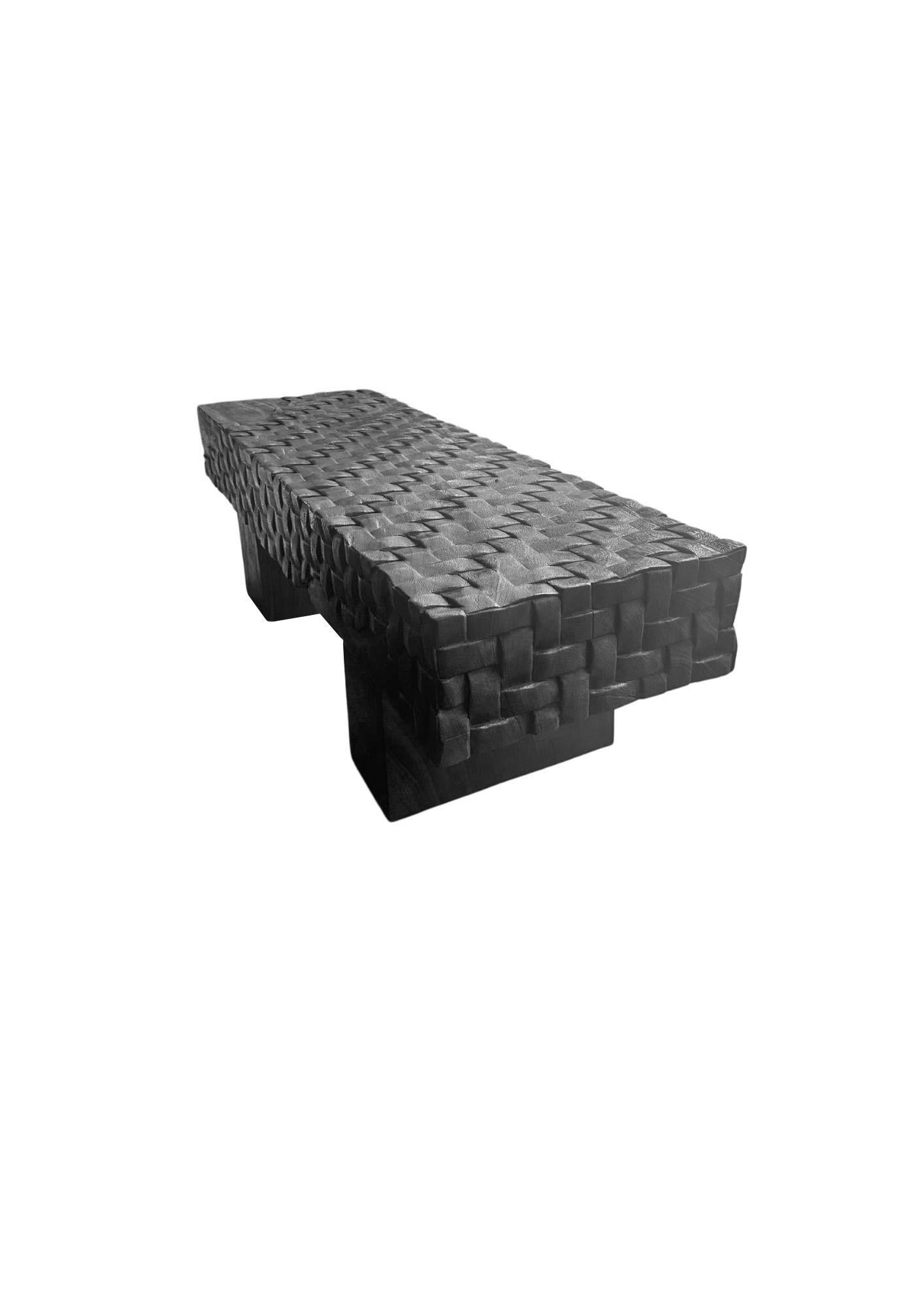 XXIe siècle et contemporain Sculptural Mango Wood Bench, Carved Detailing, Burnt Finish Modern Organic en vente