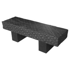 Panchina scultorea in legno di mango, dettagli intagliati, finitura brunita, organico moderno