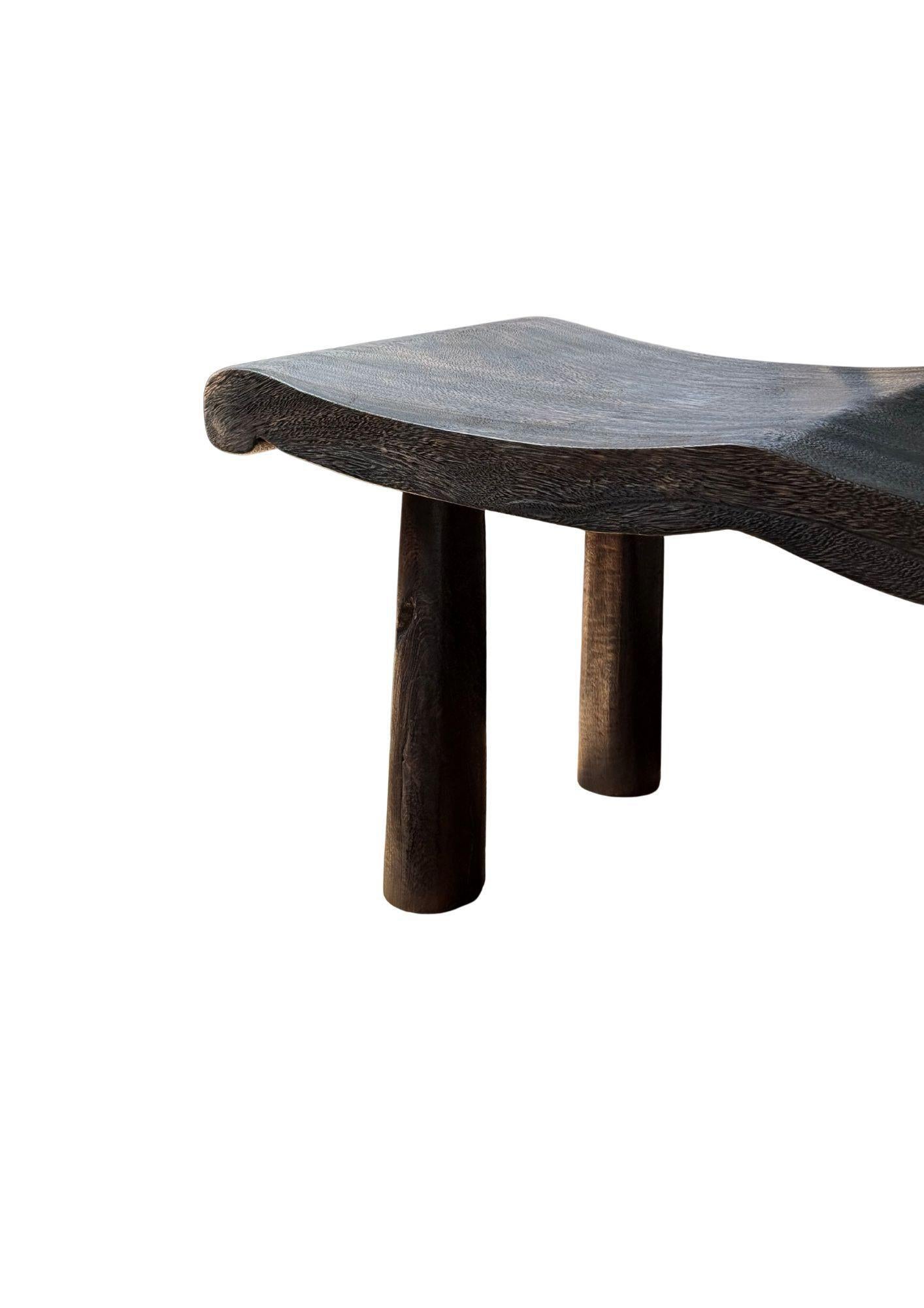 Banco Escultural de Madera de Mango, Orgánico Moderno, Impresionantes Texturas de Madera, Marrón Oscuro Moderno orgánico en venta