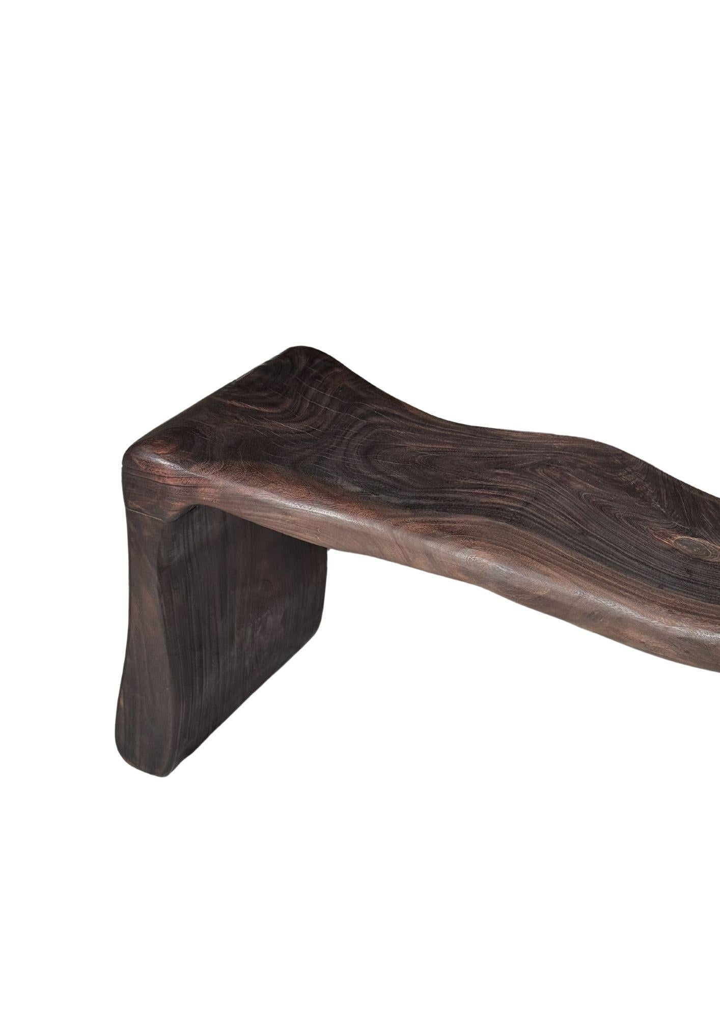 Indonesiano Panchina scultorea in legno di mango, moderna e organica, splendida struttura in legno, marrone scuro in vendita