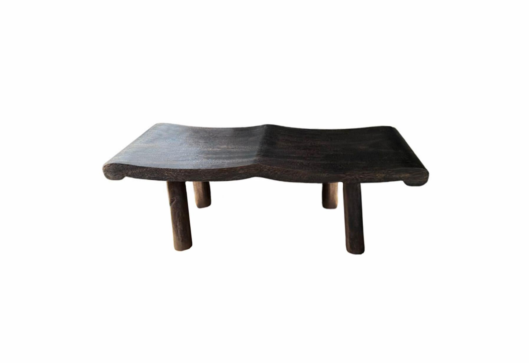 Banco Escultural de Madera de Mango, Orgánico Moderno, Impresionantes Texturas de Madera, Marrón Oscuro Indonesio en venta