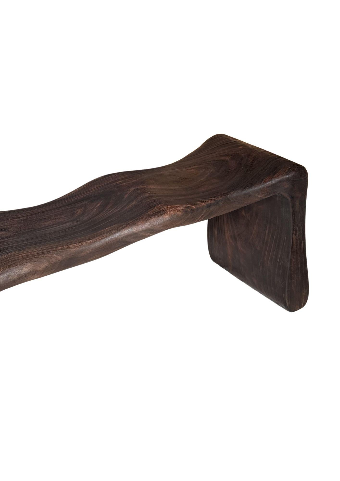 XXI secolo e contemporaneo Panchina scultorea in legno di mango, moderna e organica, splendida struttura in legno, marrone scuro in vendita