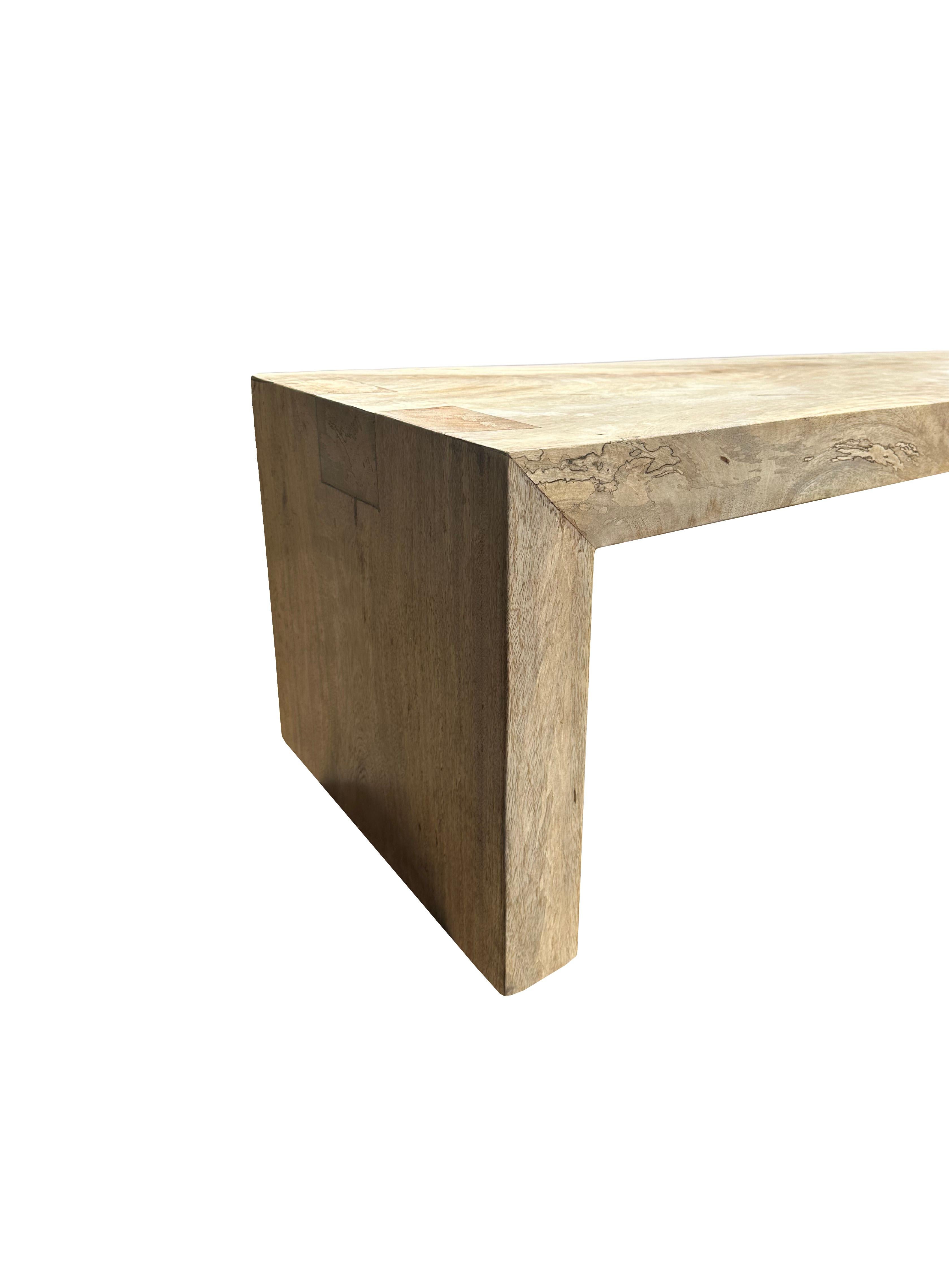 Banco Escultural de Madera de Mango, Orgánico Moderno, Impresionantes Texturas de Madera Moderno orgánico en venta