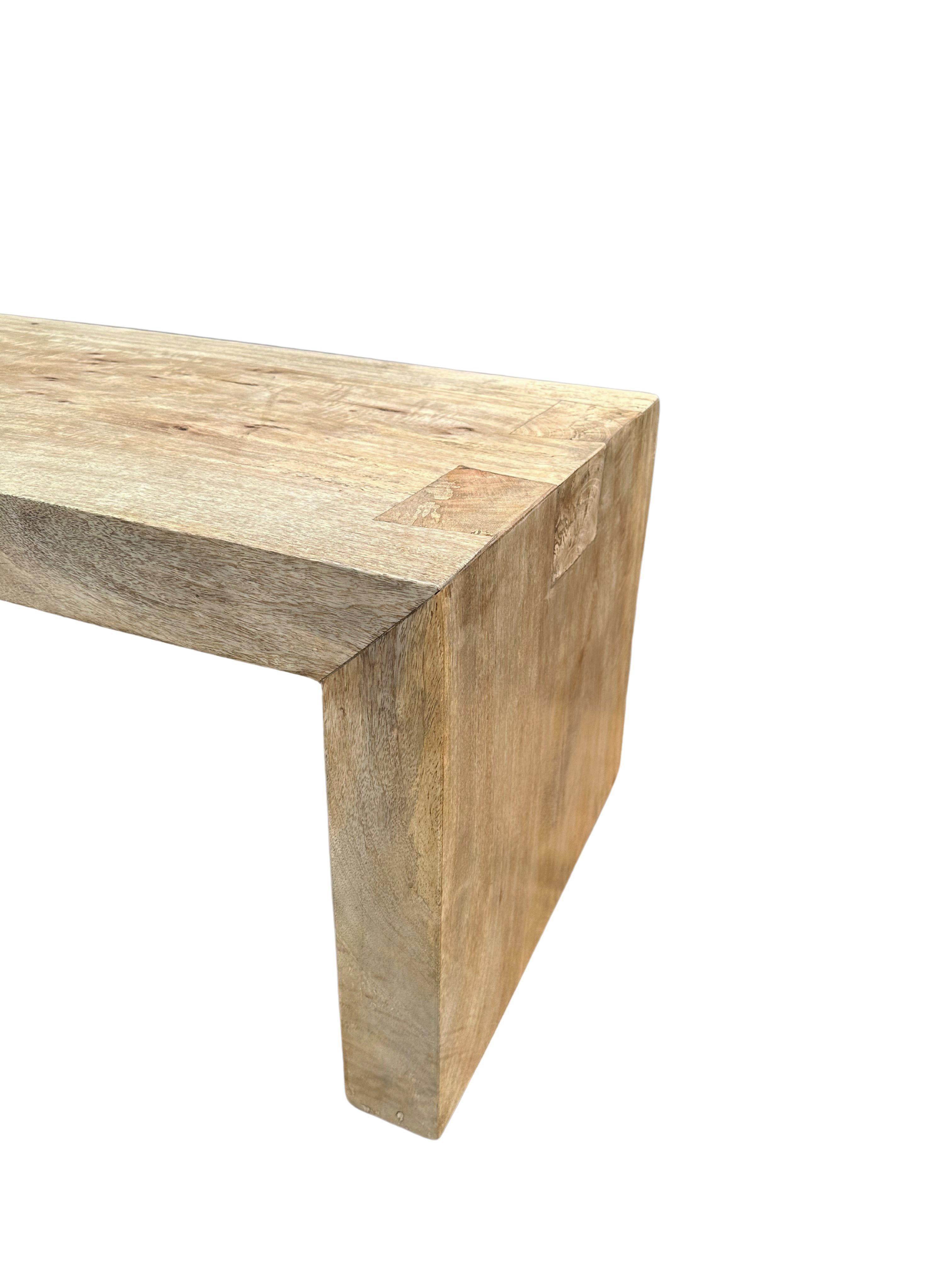 Banco Escultural de Madera de Mango, Orgánico Moderno, Impresionantes Texturas de Madera Siglo XXI y contemporáneo en venta