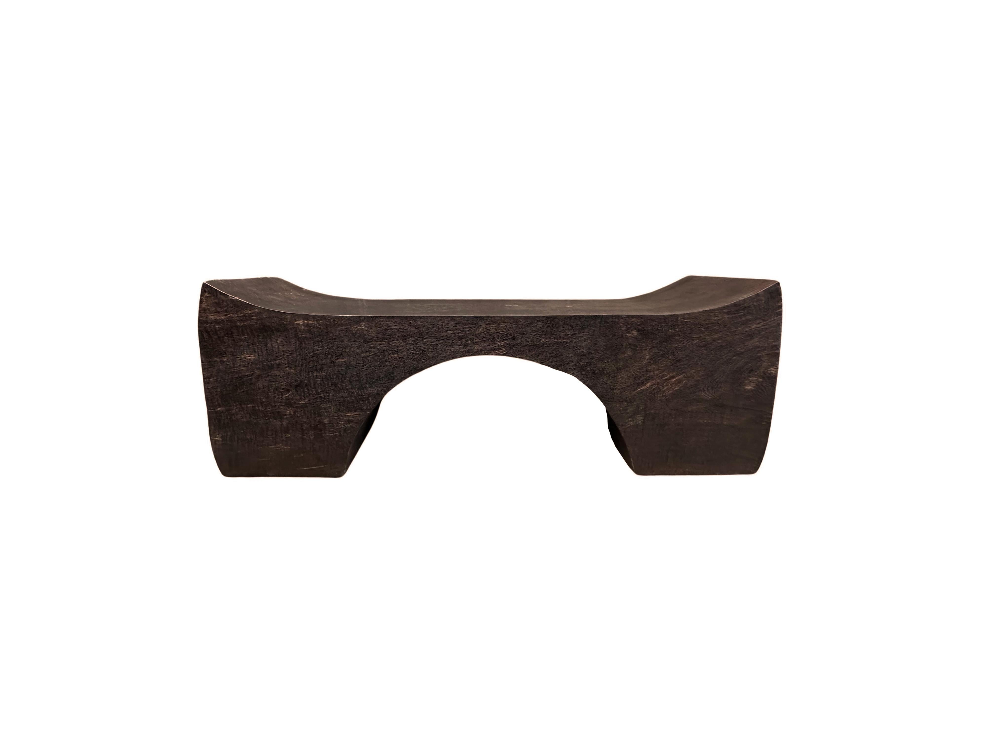 Una panchina scultorea in legno di mango intagliato a mano. Per ottenere il pigmento 