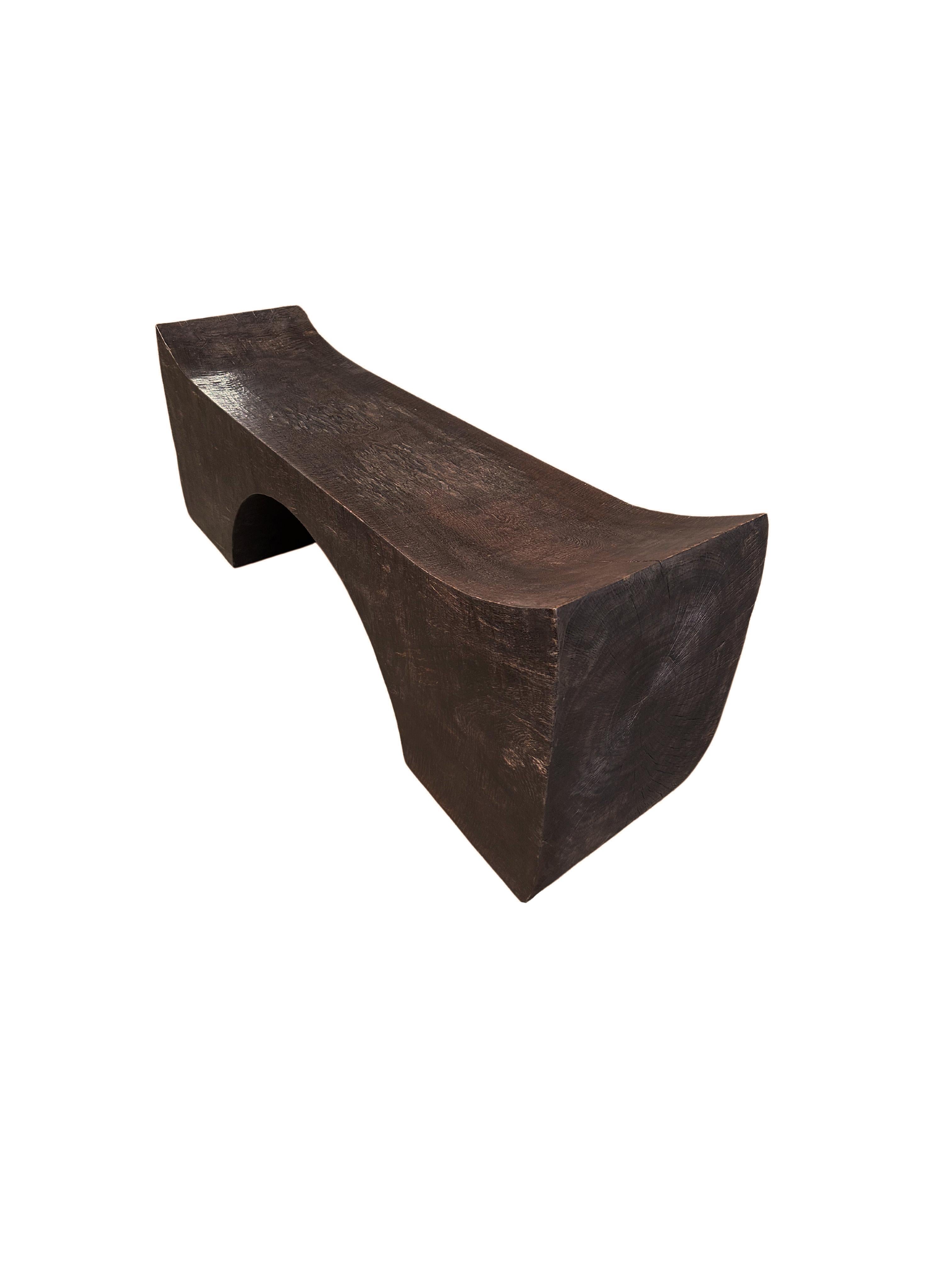 Altro Panchina scultorea in legno di mango con finitura espresso - Organico moderno in vendita