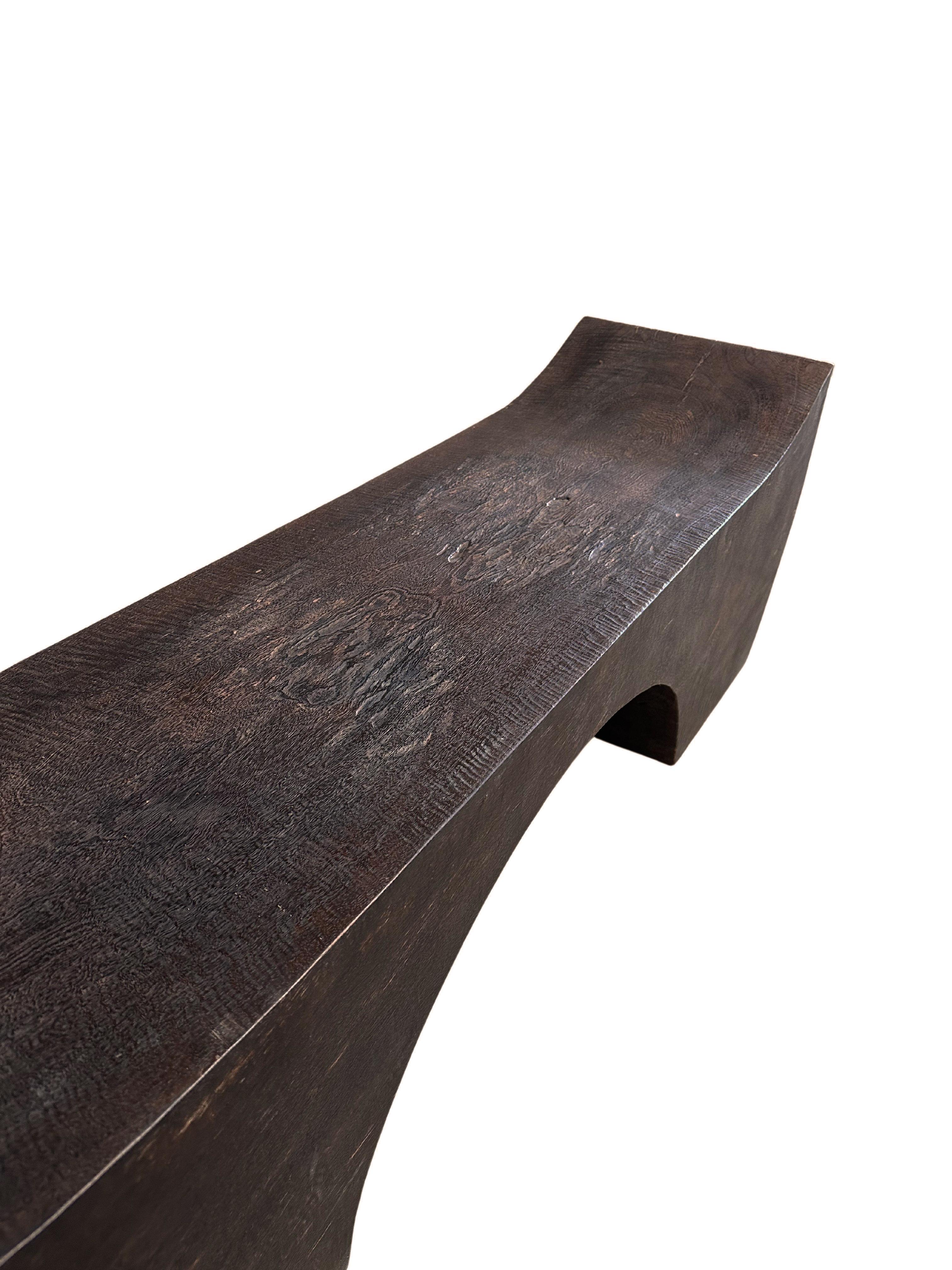 Indonesiano Panchina scultorea in legno di mango con finitura espresso - Organico moderno in vendita