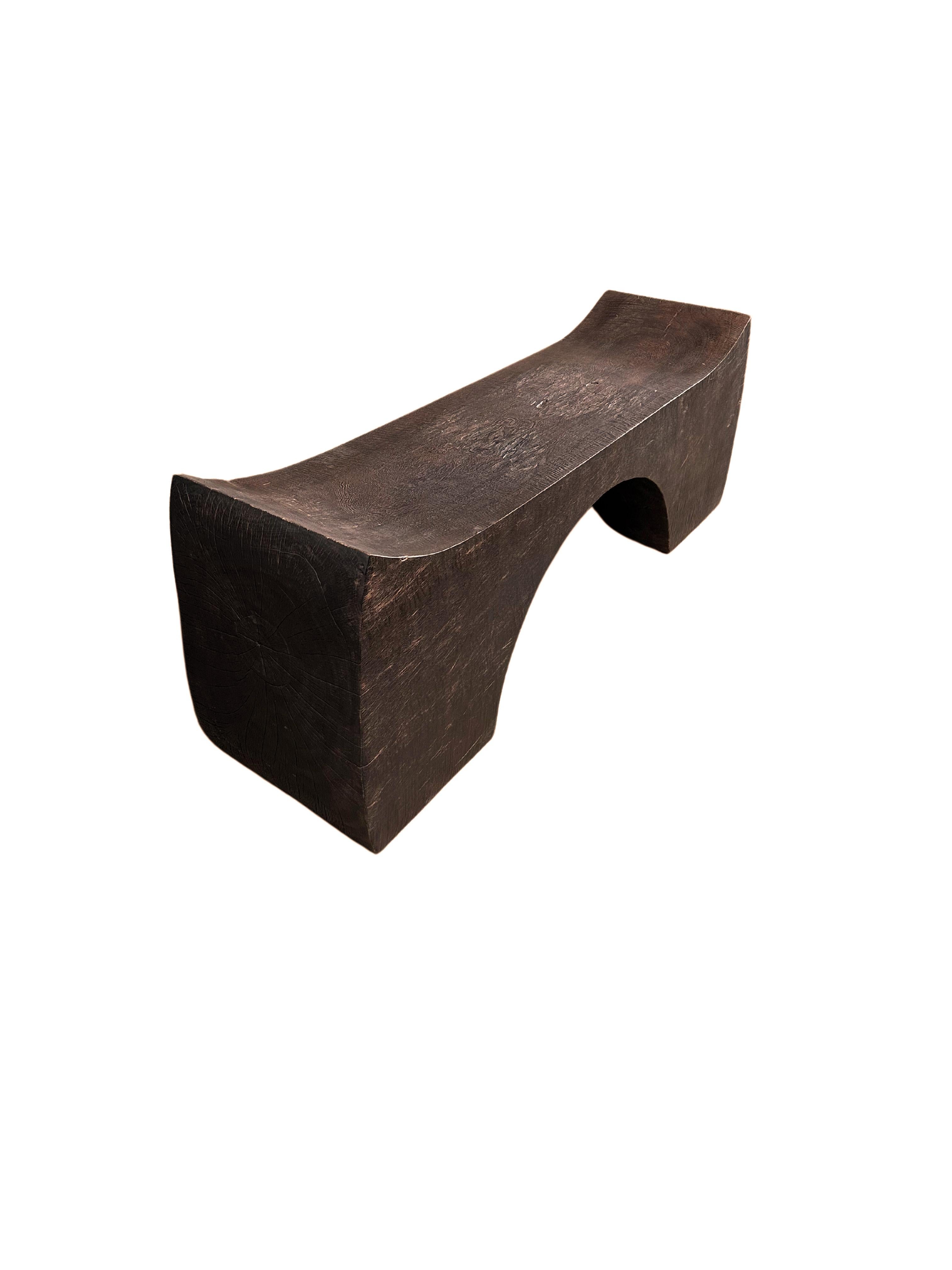 Intagliato a mano Panchina scultorea in legno di mango con finitura espresso - Organico moderno in vendita