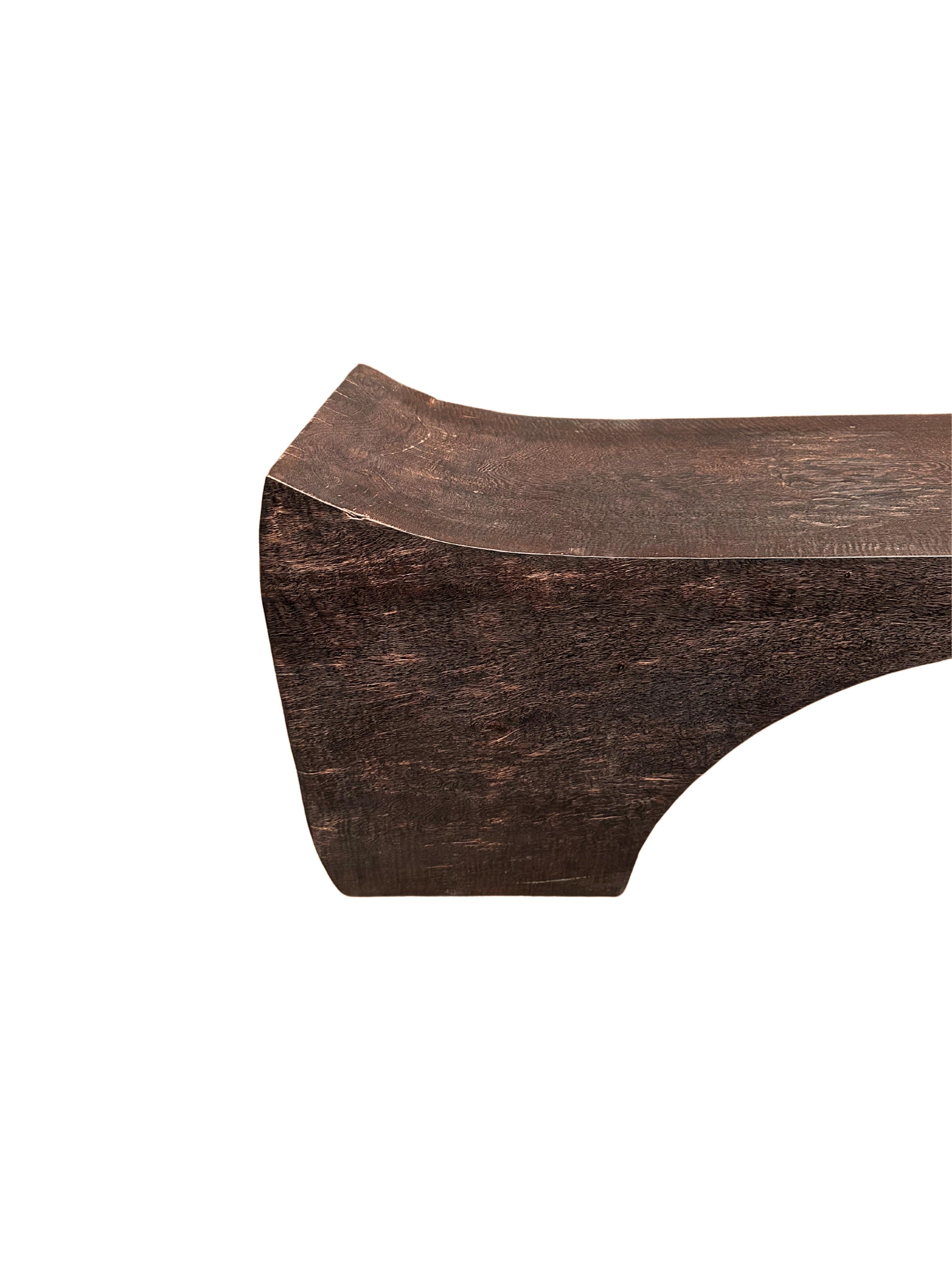 Panchina scultorea in legno di mango con finitura espresso - Organico moderno In condizioni Nuovo in vendita a Jimbaran, Bali
