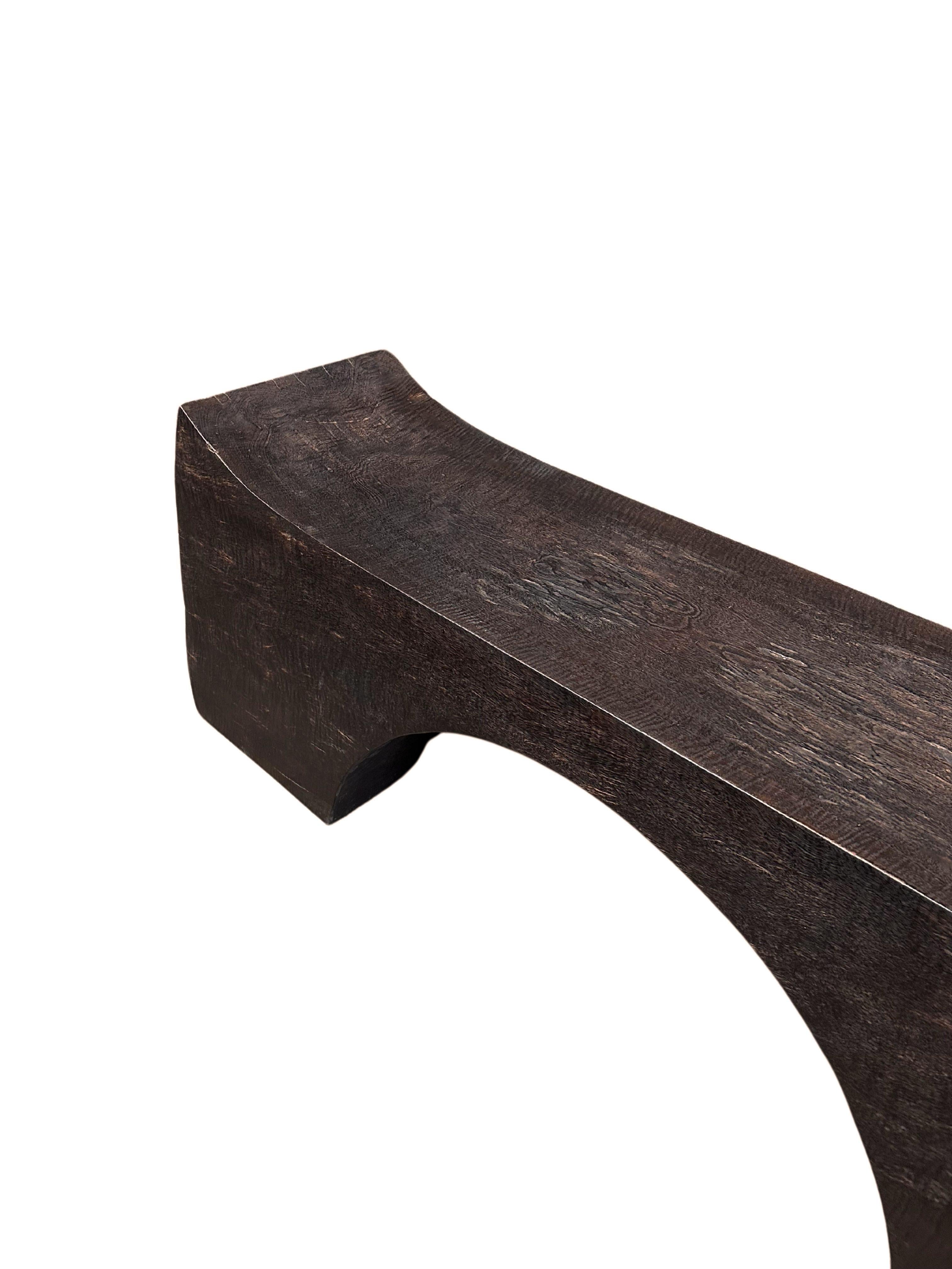XXI secolo e contemporaneo Panchina scultorea in legno di mango con finitura espresso - Organico moderno in vendita