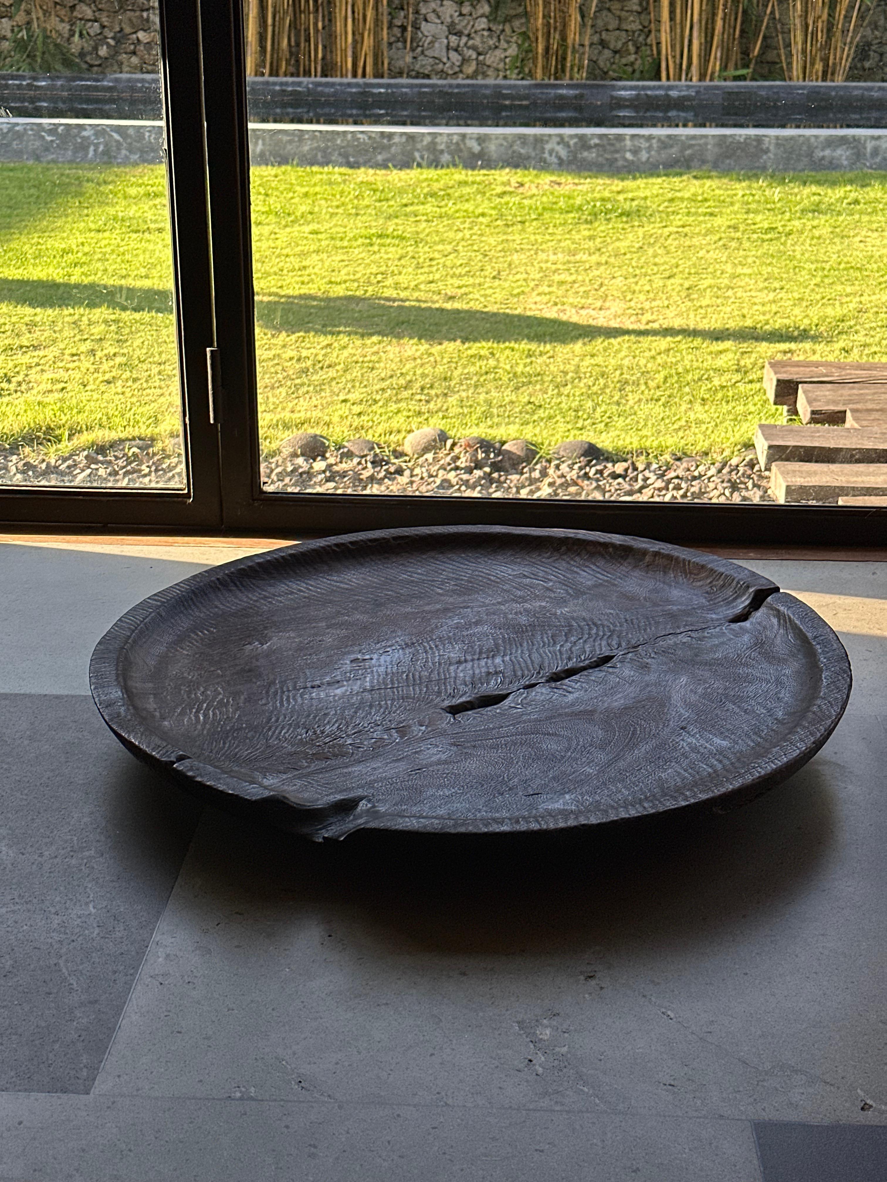 Bol sculptural en bois de Mango aux textures étonnantes, finition brûlée en vente 4