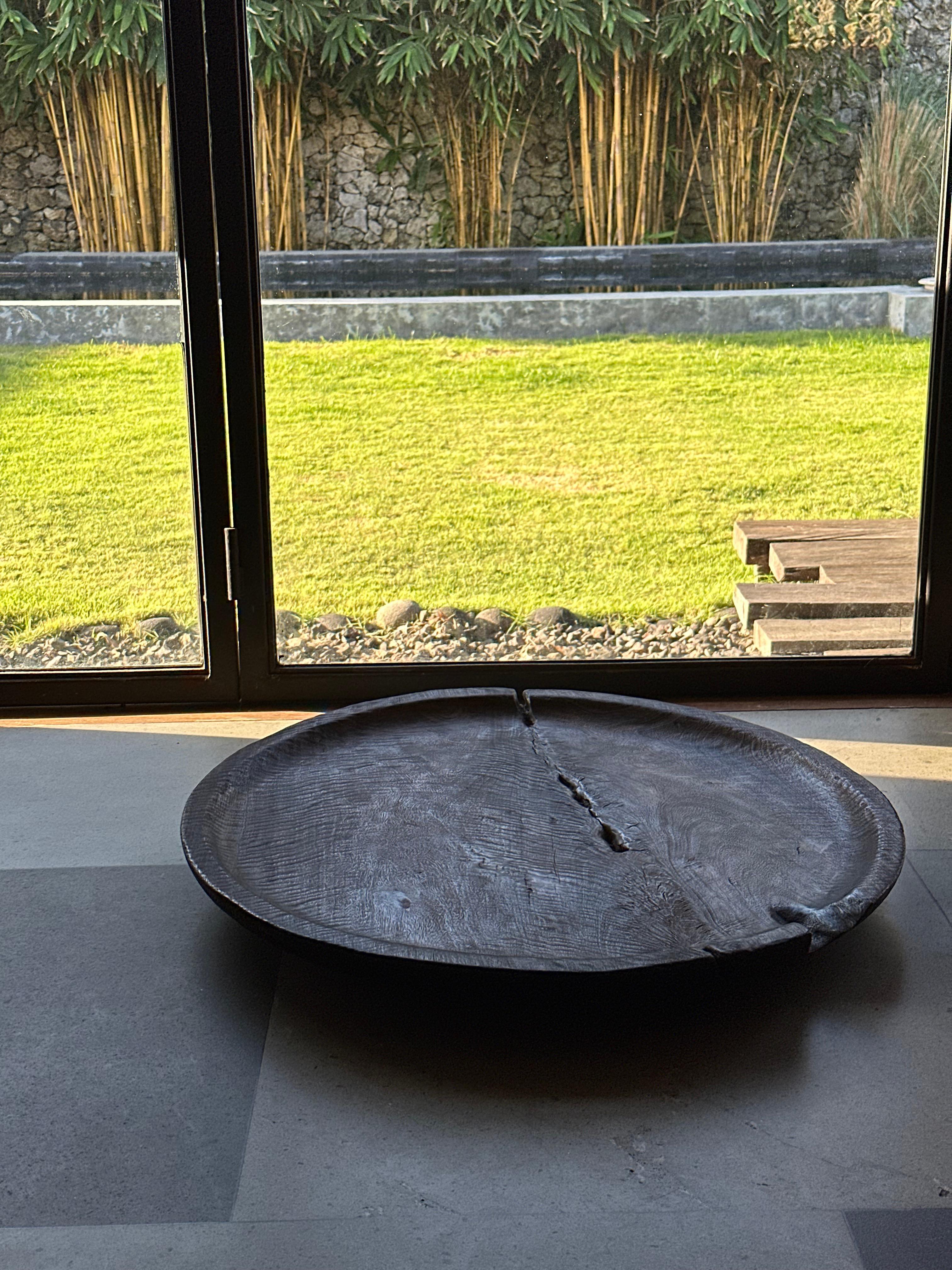 Indonésien Bol sculptural en bois de Mango aux textures étonnantes, finition brûlée en vente