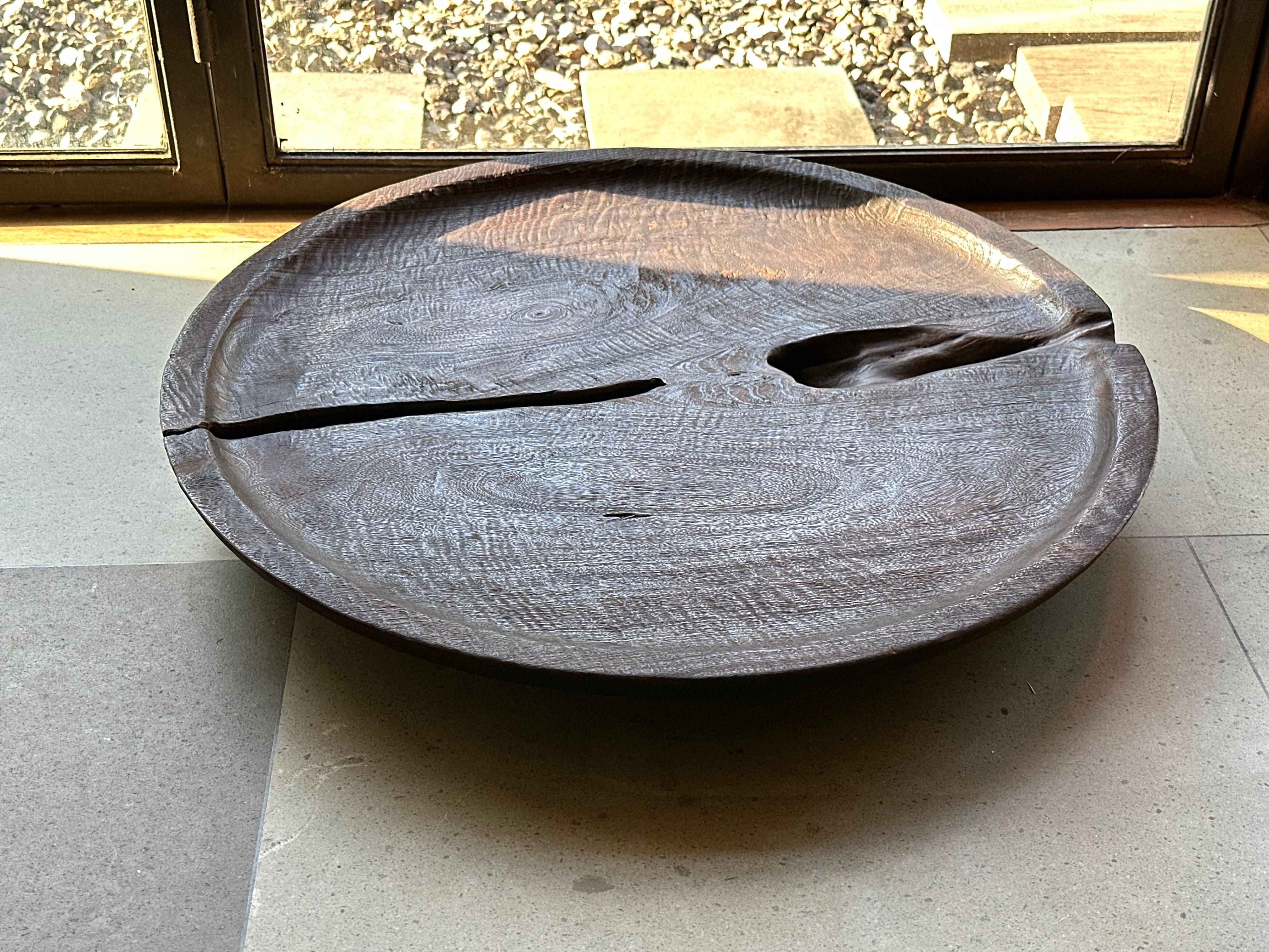 Intagliato Ciotola scultorea in Wood Wood con texture sorprendenti, finitura bruciata in vendita