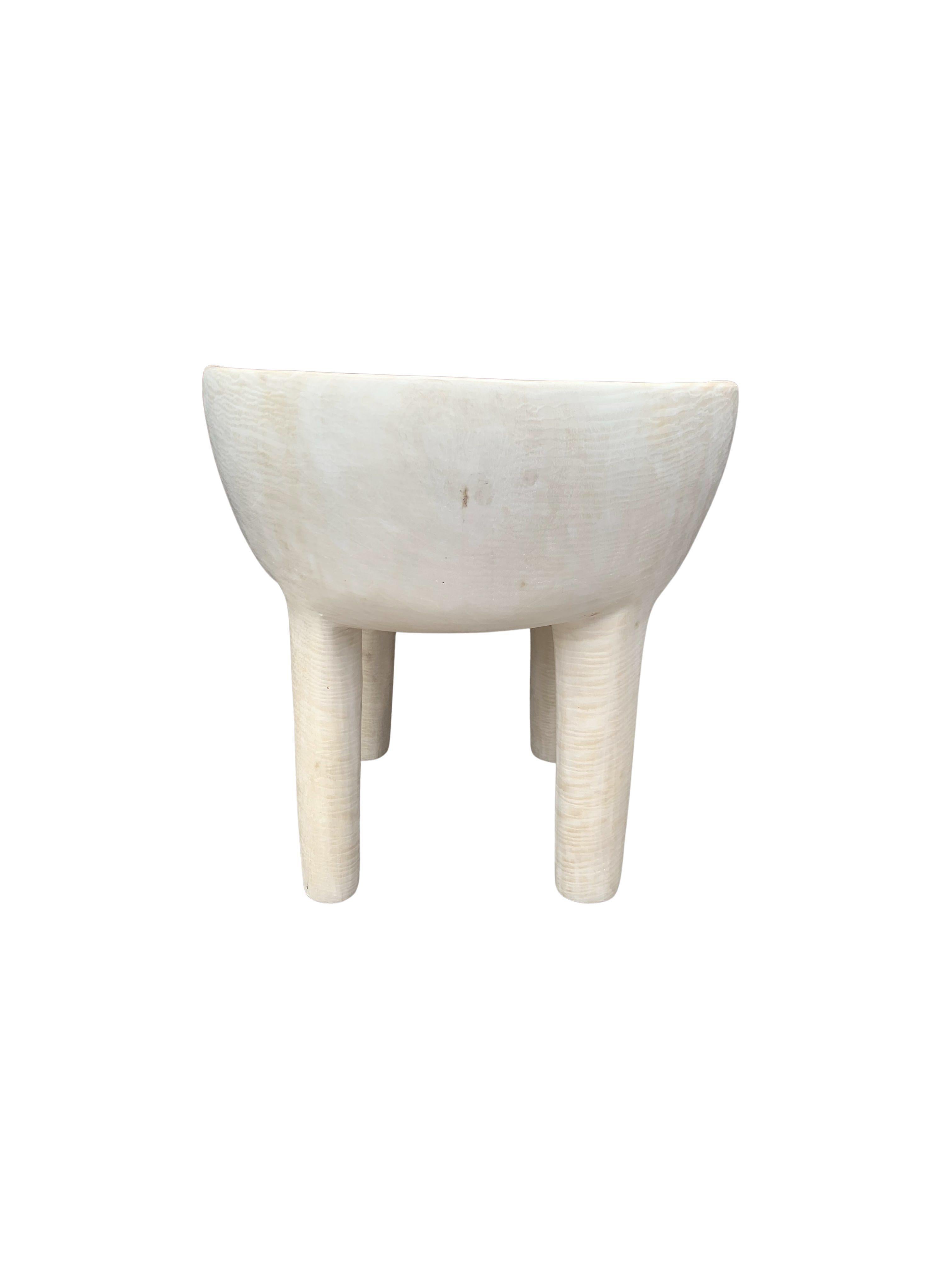 Fait main Chaise sculpturale en bois de mango blanchi finition organique moderne et organique en vente