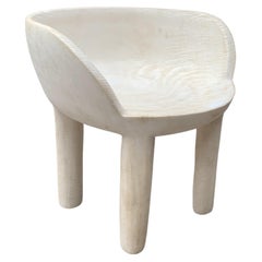 Chaise sculpturale en bois de mango blanchi finition organique moderne et organique