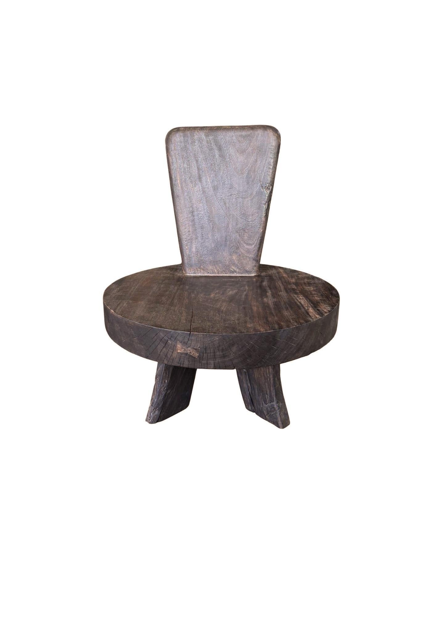 Sculptural Mango Wood Chair with Stunning Wood Textures, Espresso Finish (Handgefertigt) im Angebot