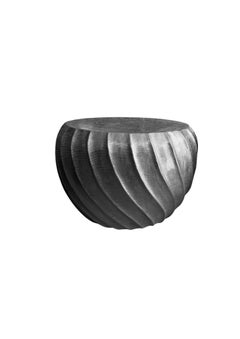Table d'appoint sculpturale en bois de manguier, finition Wood Wood Organic moderne, détails sculptés