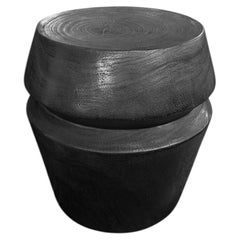 Skulpturaler Beistelltisch aus Mangoholz, gebranntes Finish, modern und organisch
