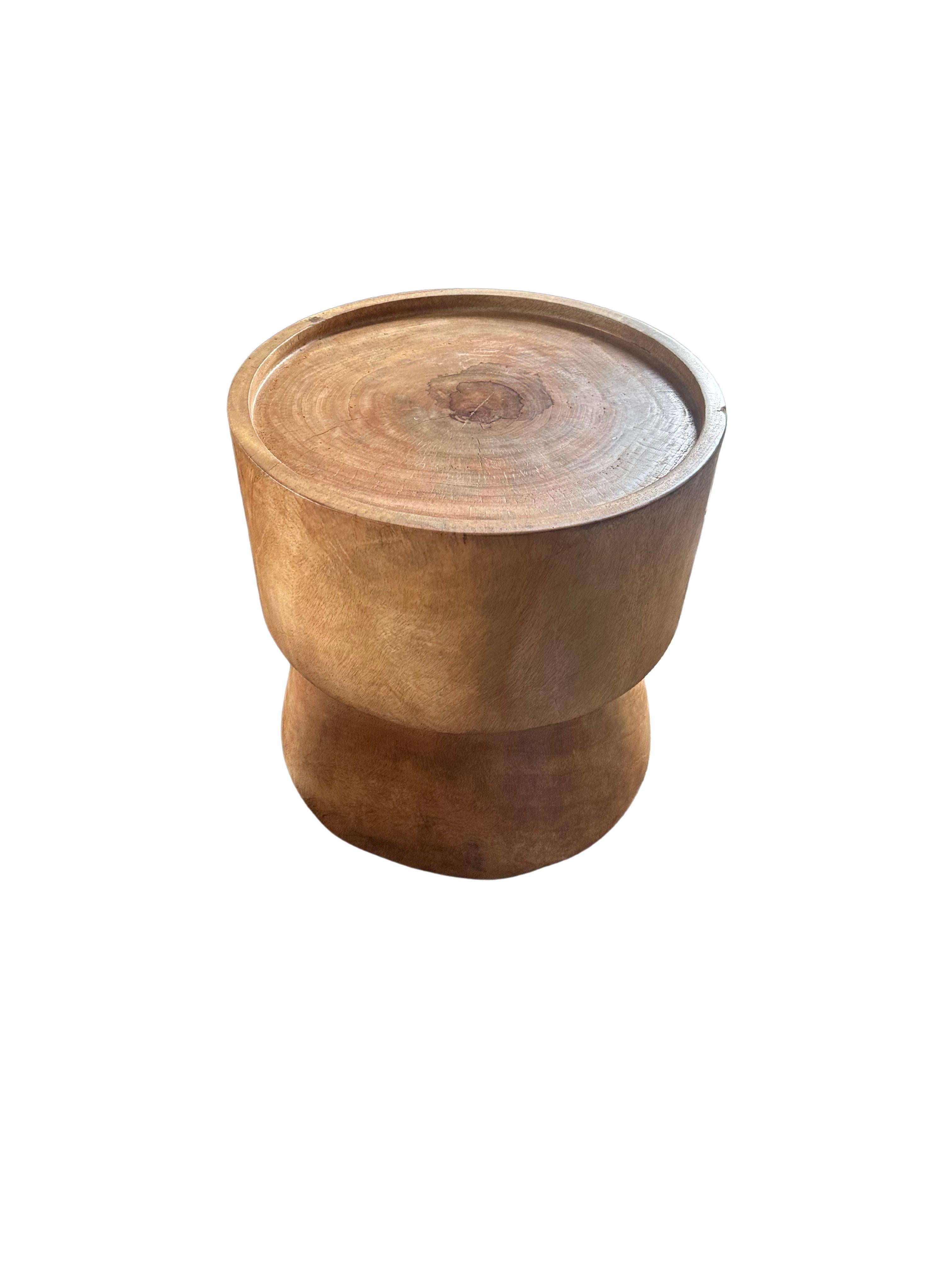Dieser skulpturale Beistelltisch aus Mangoholz ist eine meisterhafte Verschmelzung von Kunst und Funktionalität, die die natürliche Schönheit des Holzes in seiner organischsten Form zur Geltung bringt. Der aus hochwertigem Mangoholz gefertigte Tisch