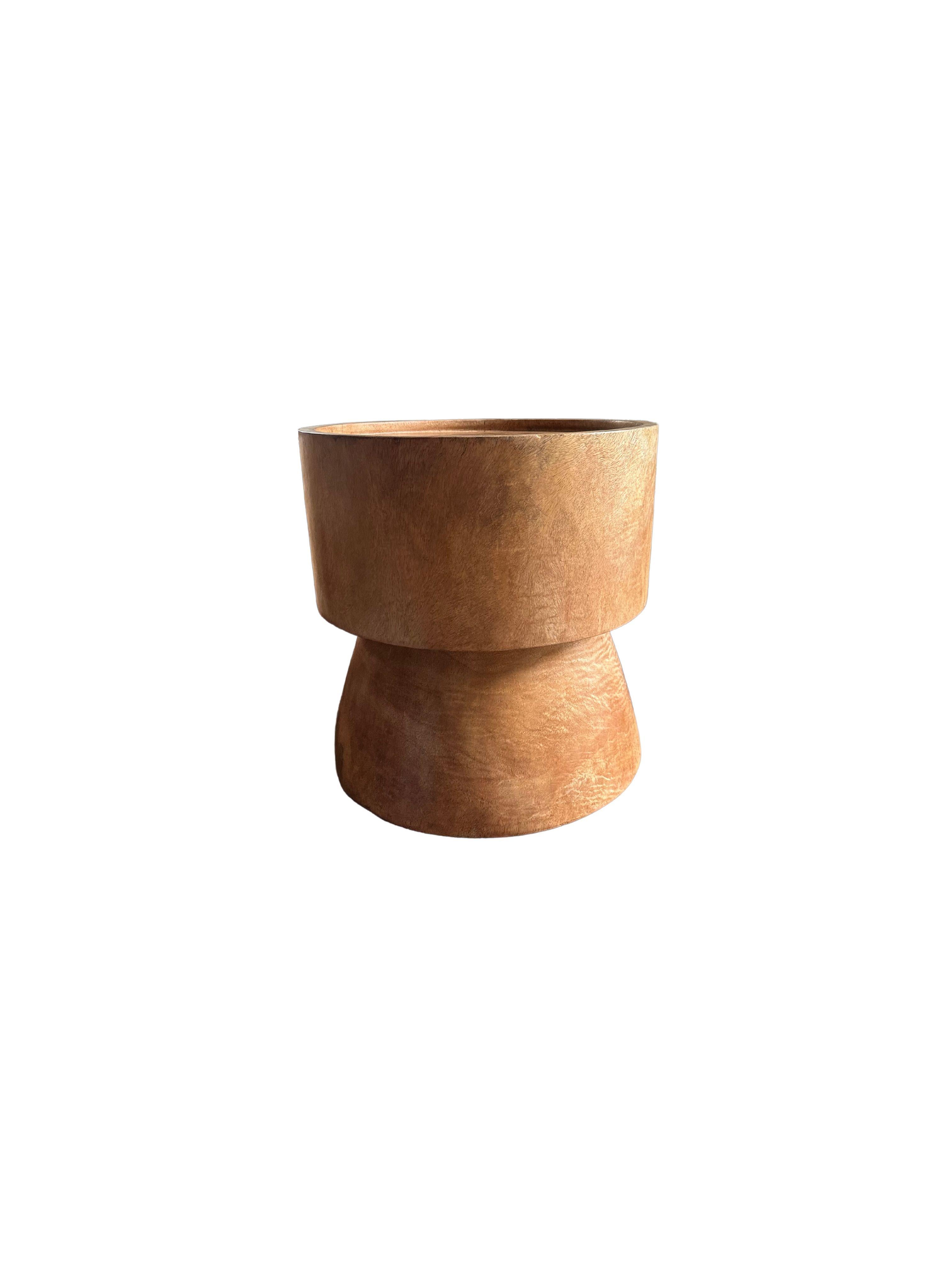 Skulpturaler Beistelltisch aus Mango Wood (Organische Moderne) im Angebot