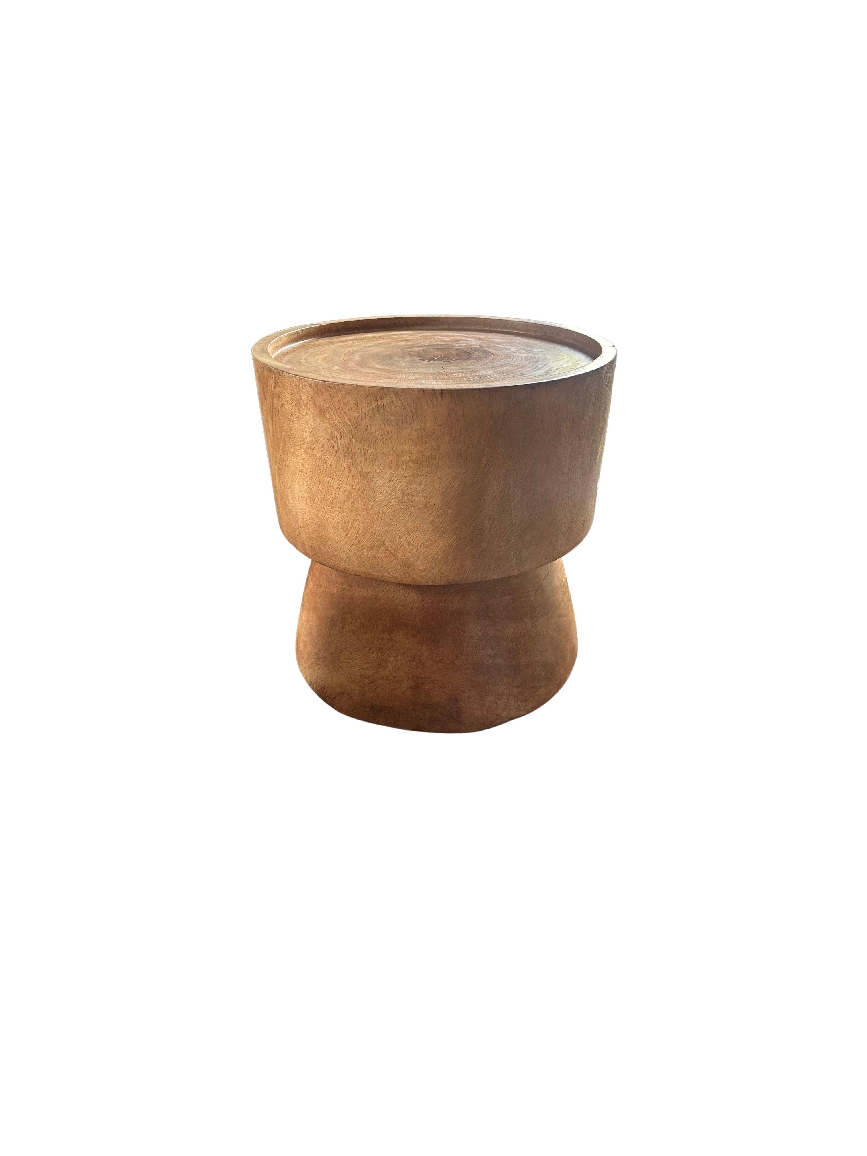 Skulpturaler Beistelltisch aus Mango Wood (Indonesisch) im Angebot
