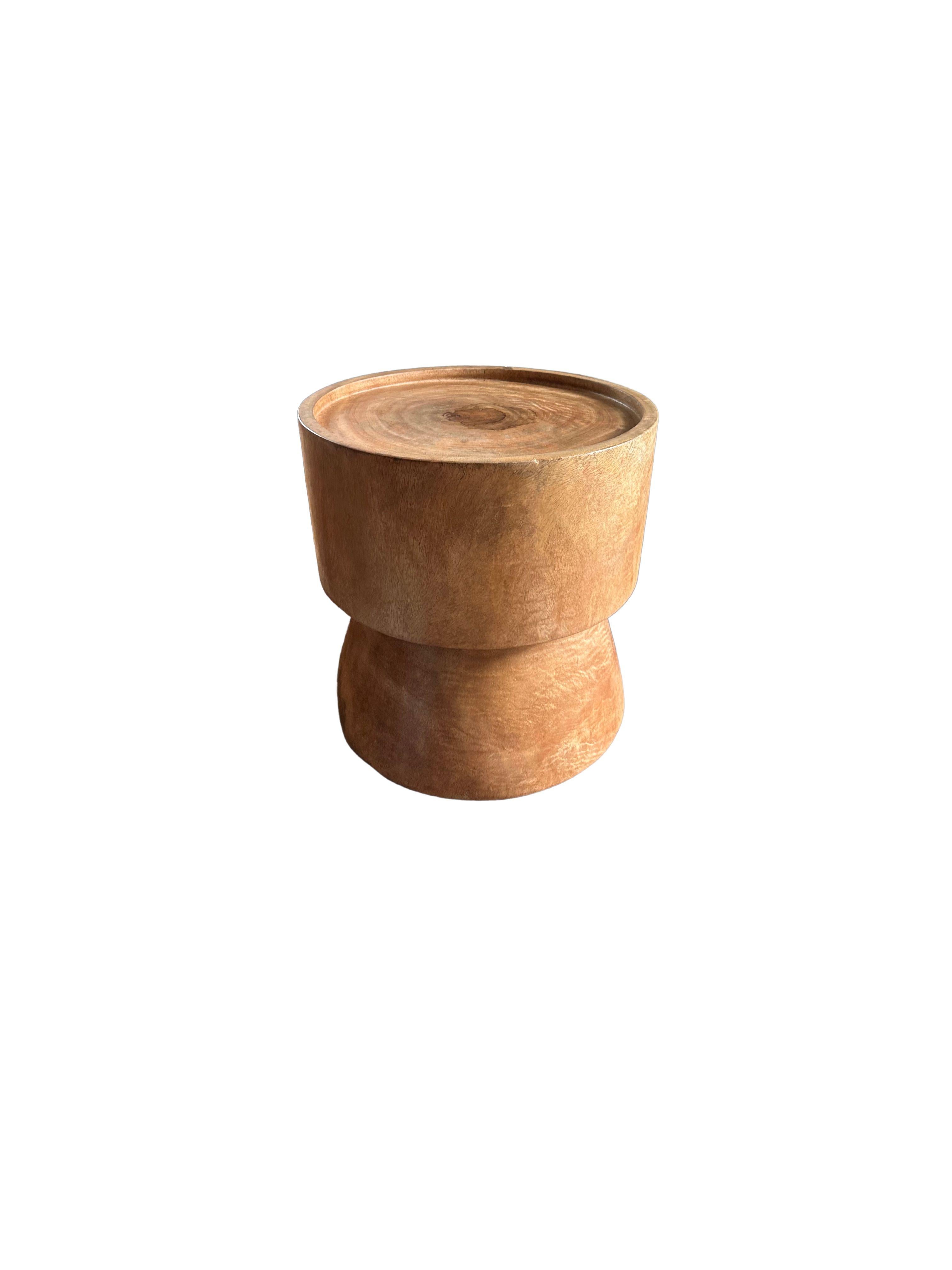 Skulpturaler Beistelltisch aus Mango Wood (Handgefertigt) im Angebot