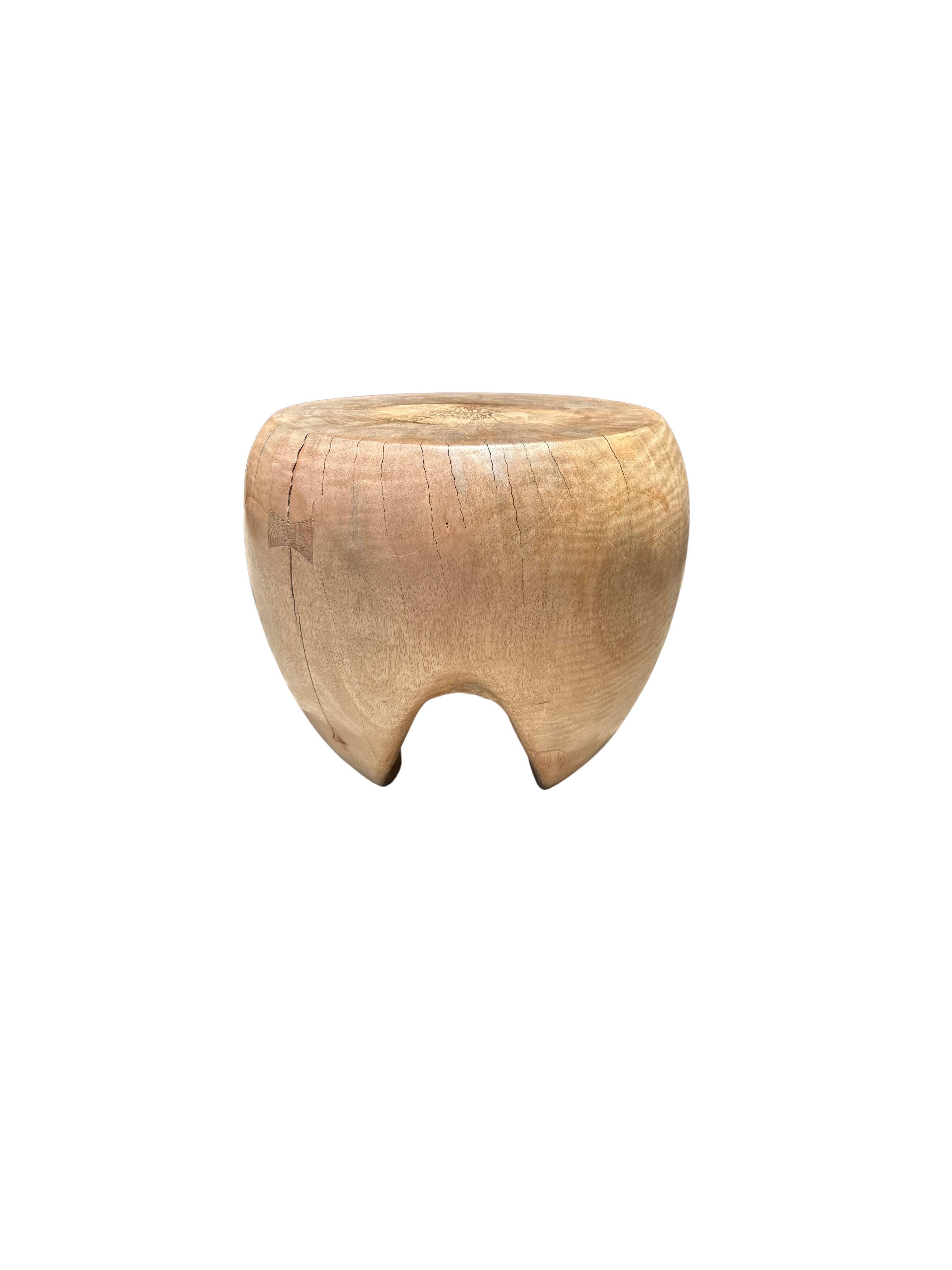 Ein wunderbar skulpturaler Beistelltisch, der aus massivem Mangoholz gefertigt ist. Er weist eine natürliche Oberfläche auf, bei der die Außenseite geschliffen und geglättet wurde. Der Tisch zeichnet sich durch eine wunderbare Mischung aus