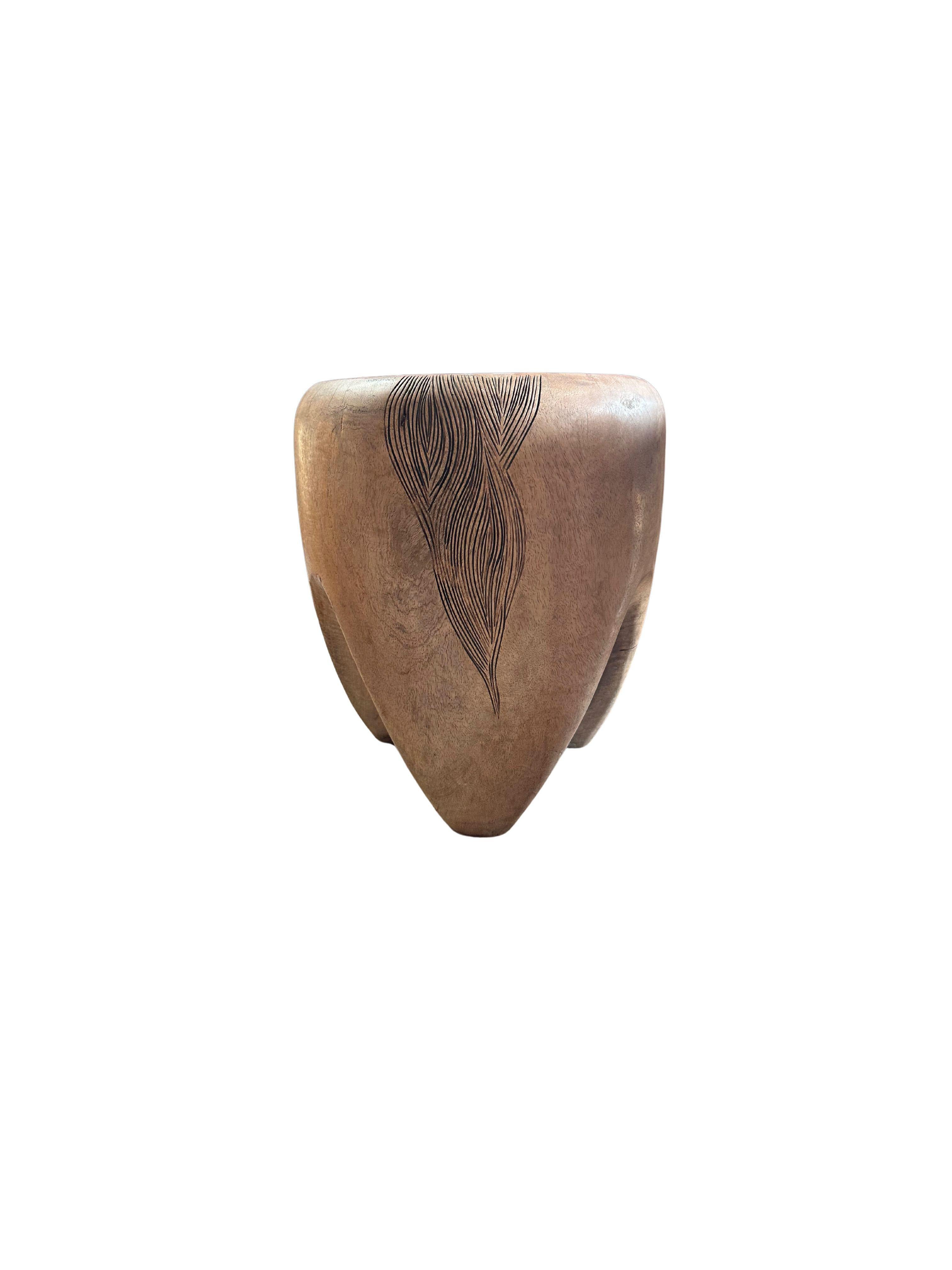 Organique Table d'appoint sculpturale en bois de Mango, artisanale et organique en vente
