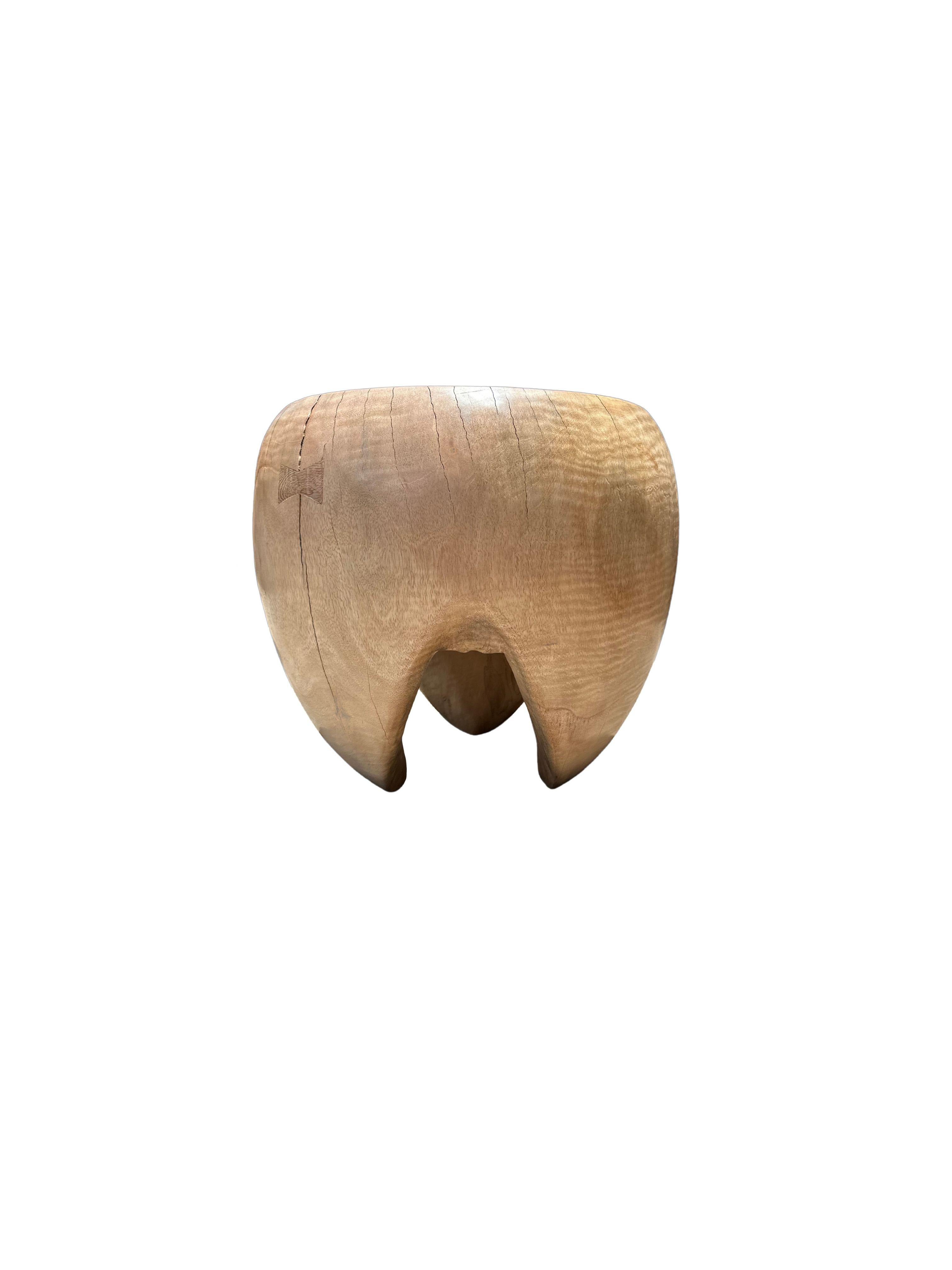 Skulpturaler Mango-Holz-Beistelltisch, handgefertigt, modern, organisch und organisch (Indonesisch) im Angebot