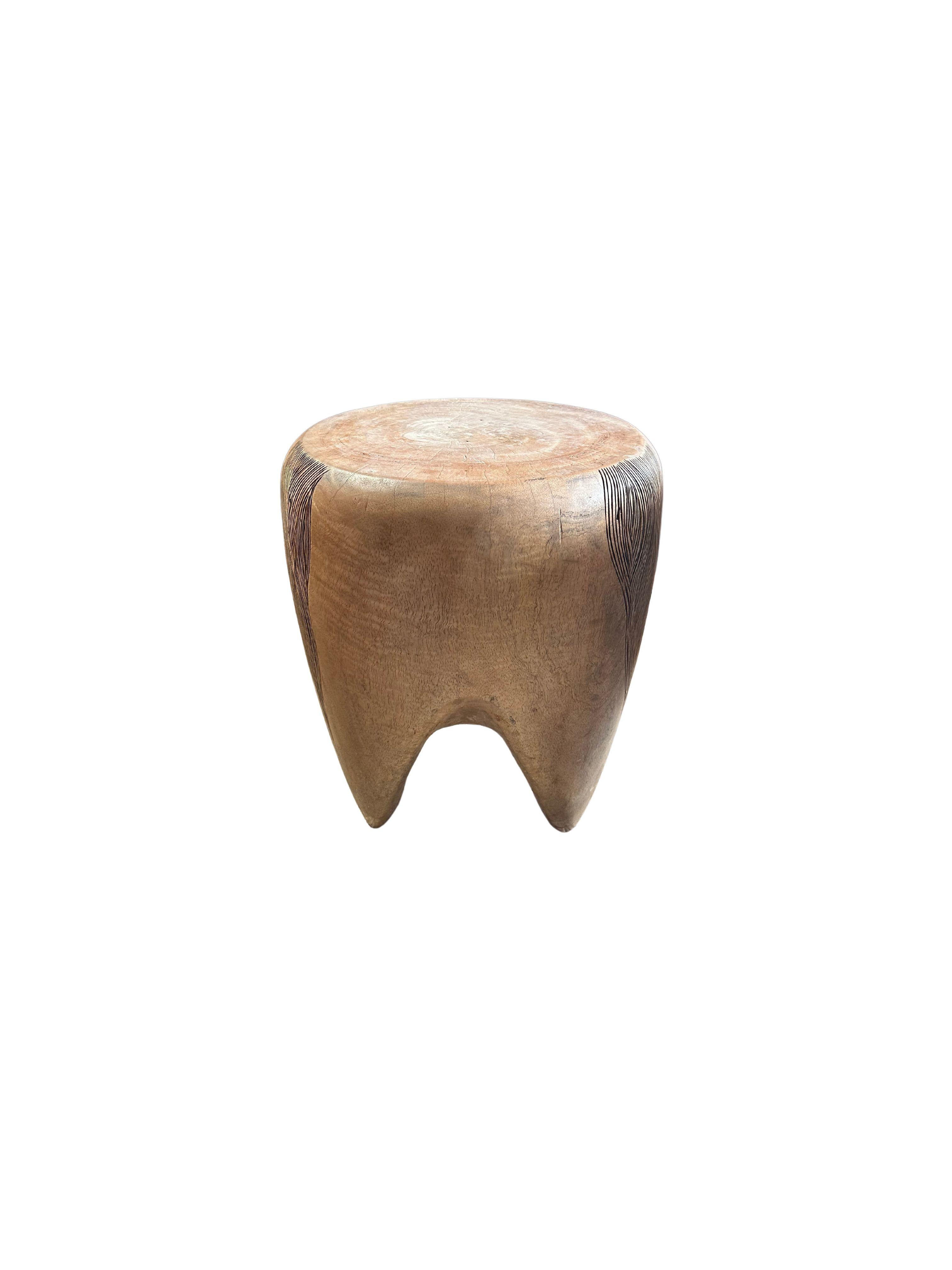 Sculptural Mango Wood Side Table, Hand-Crafted Modern Organic In Good Condition For Sale In Jimbaran, Bali