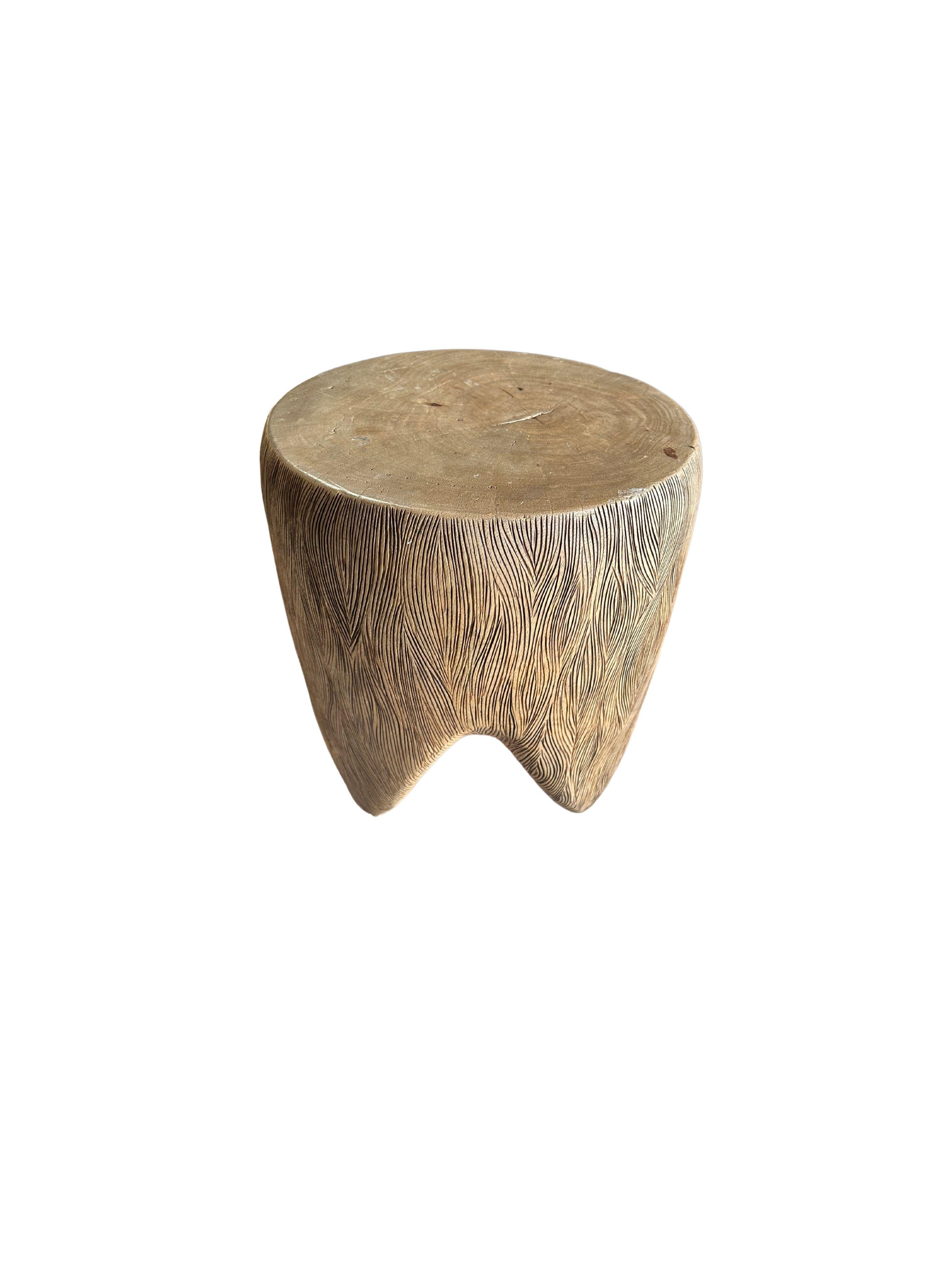Sculptural Mango Wood Side Table, Hand-Crafted Modern Organic In Good Condition For Sale In Jimbaran, Bali