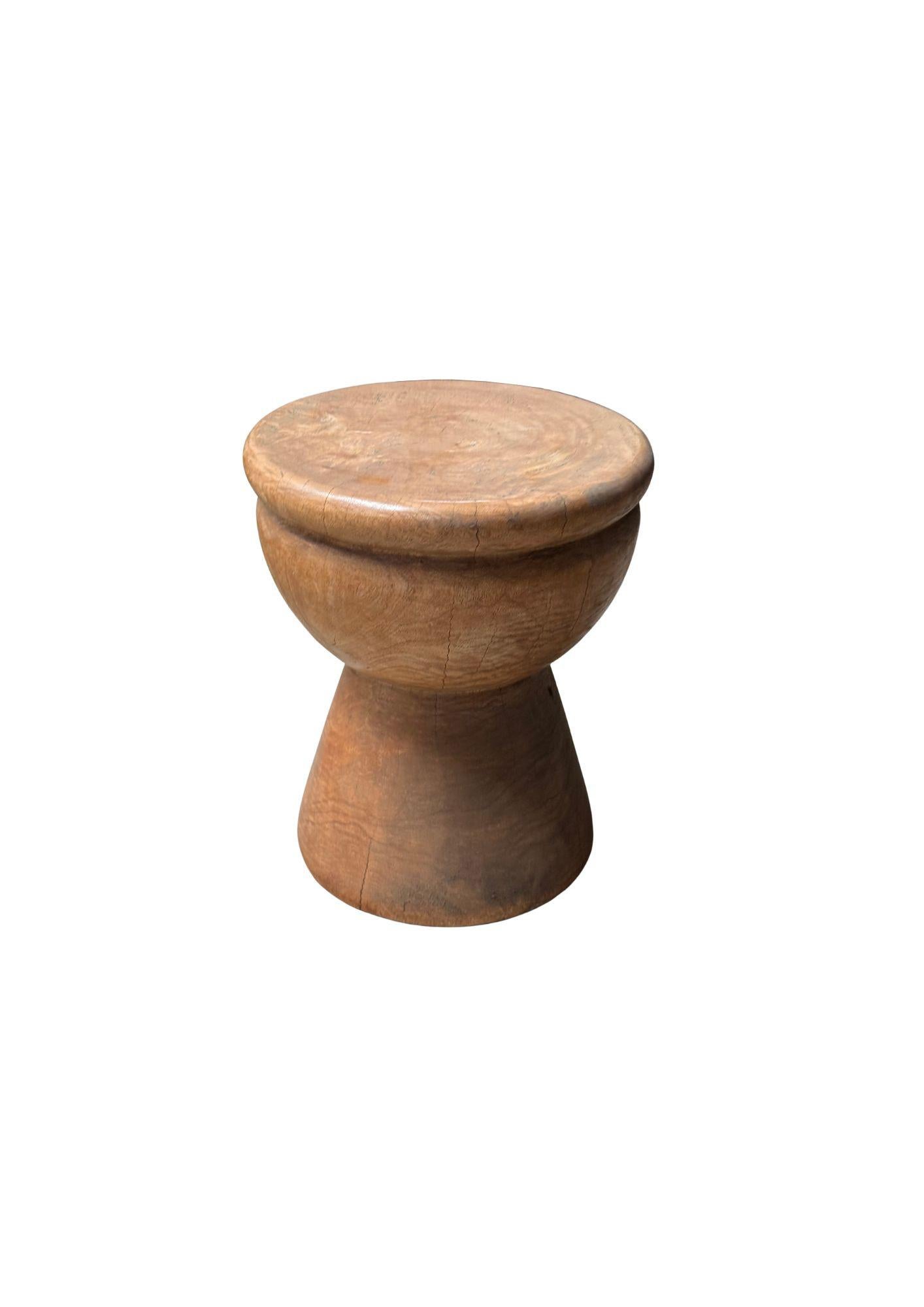 Cette table d'appoint sculpturale en bois de manguier est une fusion magistrale de l'art et de la fonctionnalité, mettant en valeur la beauté naturelle du bois dans sa forme la plus organique. Fabriquée en bois de manguier de première qualité, la
