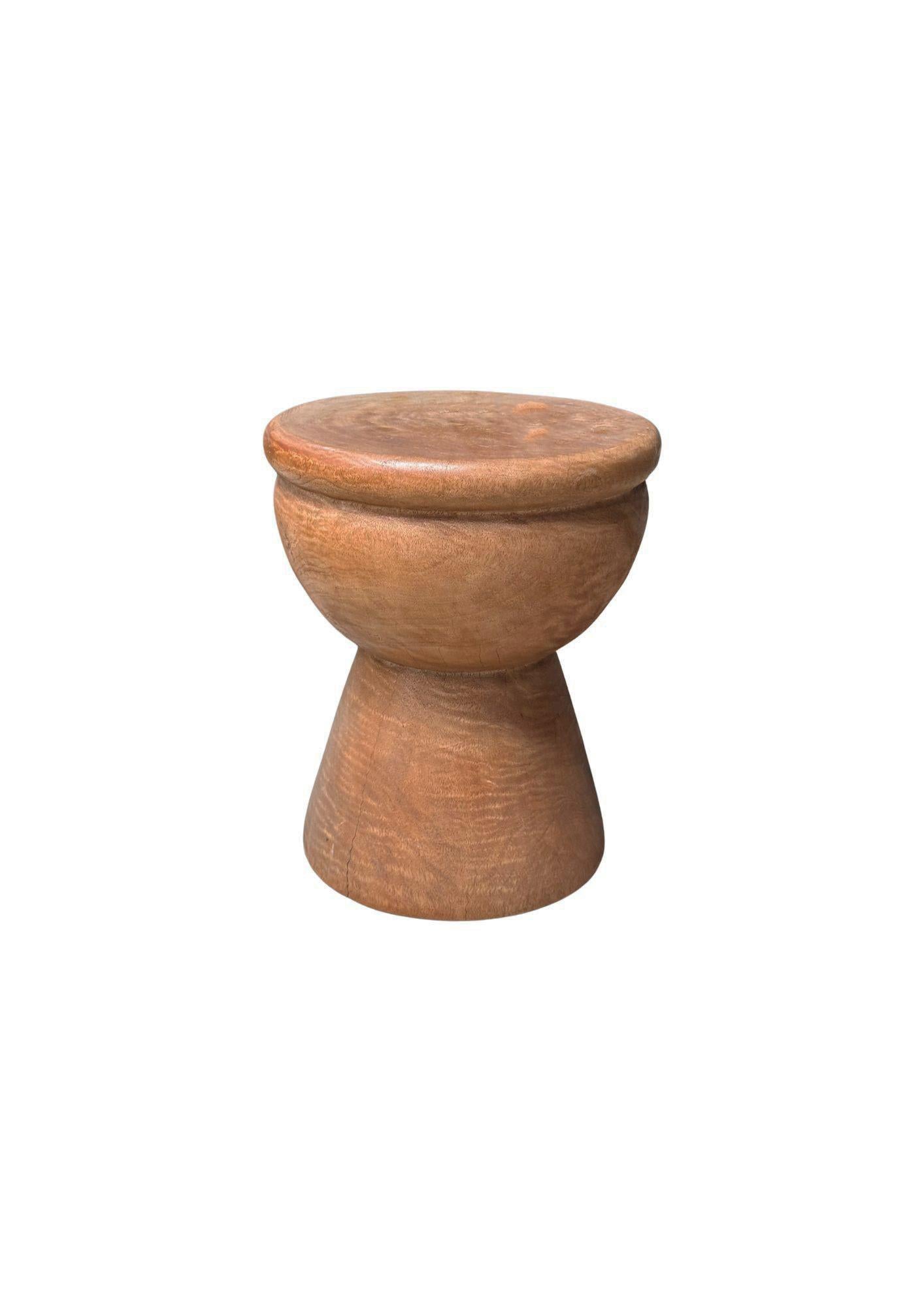 Organique Table d'appoint sculpturale en Mango Wood Forme en verre, moderne et organique en vente