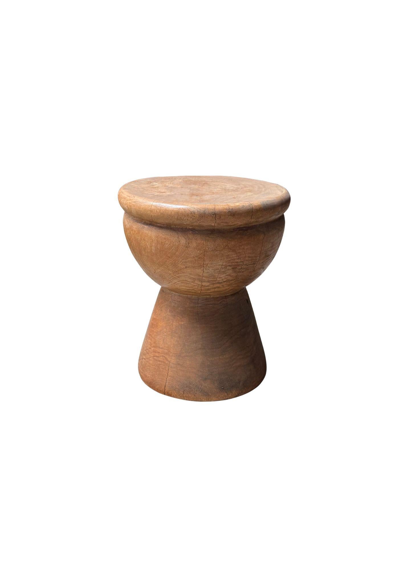 Indonésien Table d'appoint sculpturale en Mango Wood Forme en verre, moderne et organique en vente