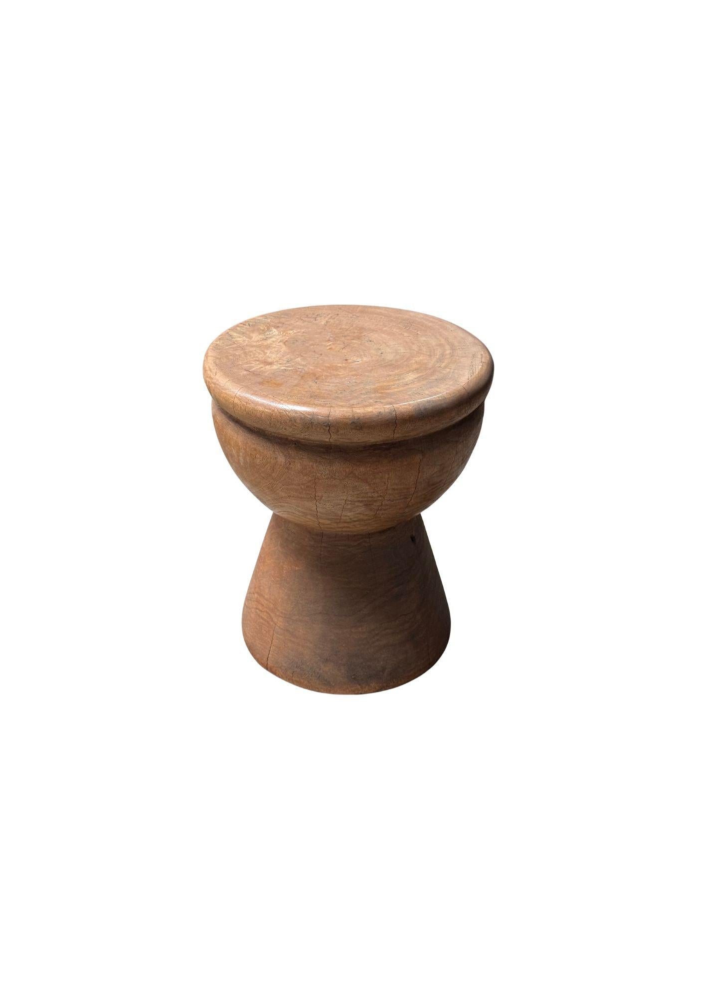 Fait main Table d'appoint sculpturale en Mango Wood Forme en verre, moderne et organique en vente