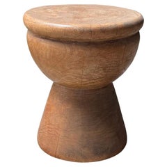 Table d'appoint sculpturale en Mango Wood Forme en verre, moderne et organique