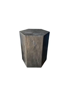 Table d'appoint sculpturale en bois de Mango, finition organique et brûlée moderne