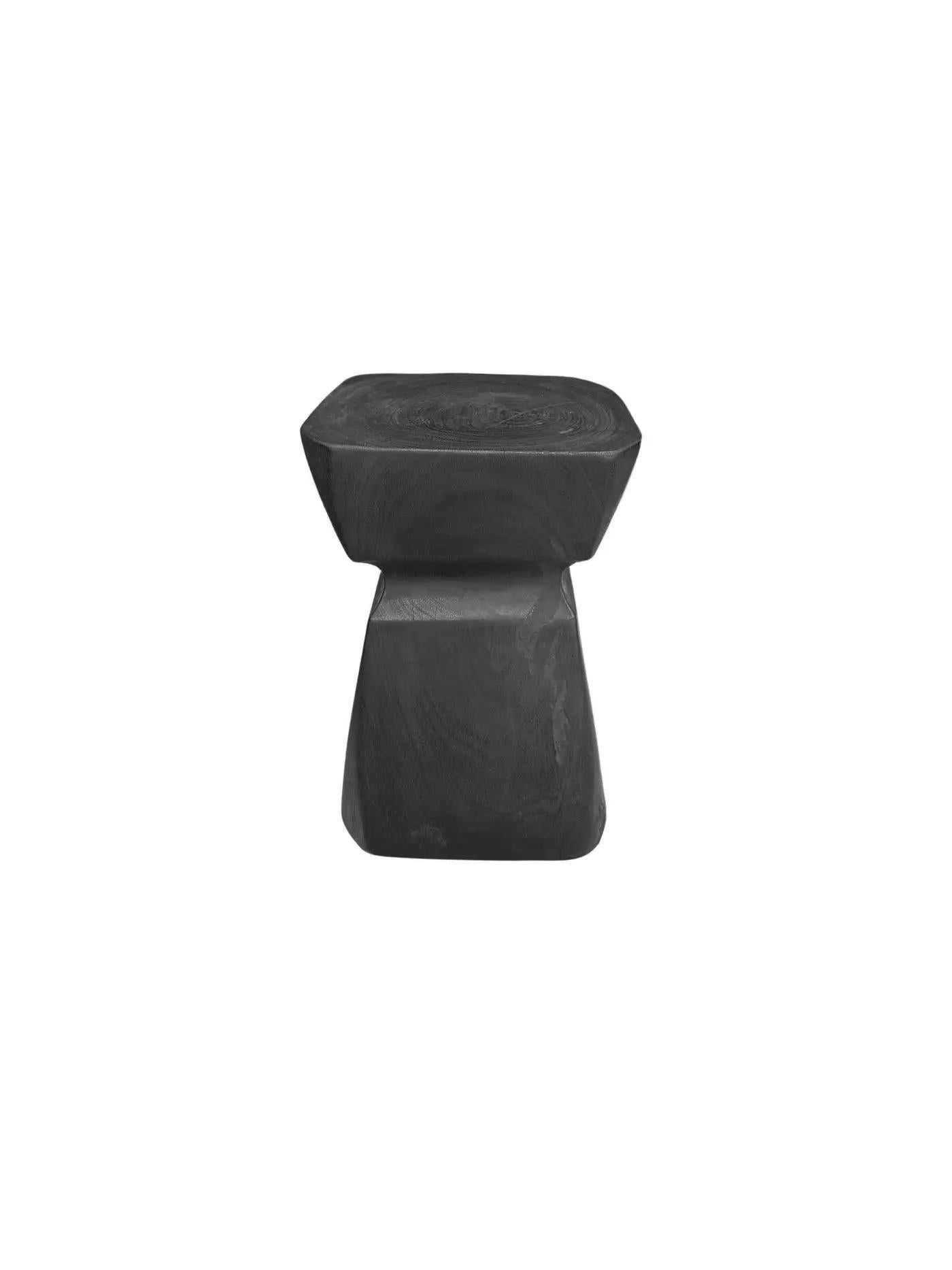 Indonésien Table d'appoint sculpturale en bois de Mango, finition organique et brûlée moderne en vente