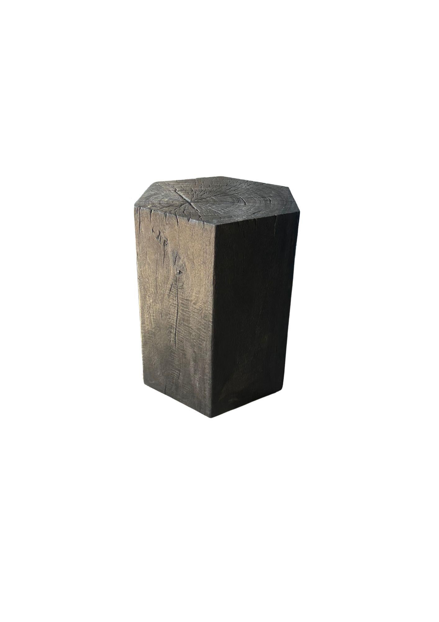 Indonésien Table d'appoint sculpturale en bois de Mango, finition organique et brûlée moderne en vente