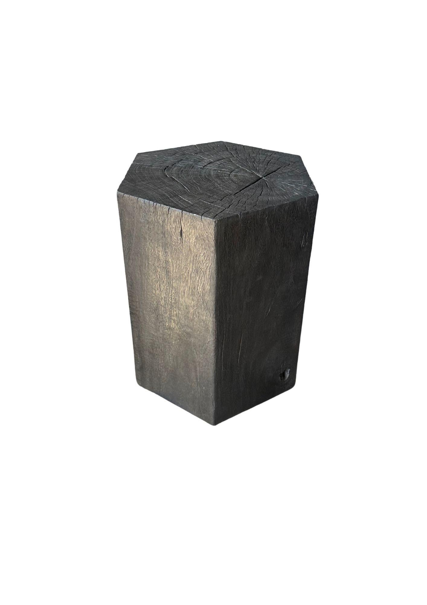 Fait main Table d'appoint sculpturale en bois de Mango, finition organique et brûlée moderne en vente