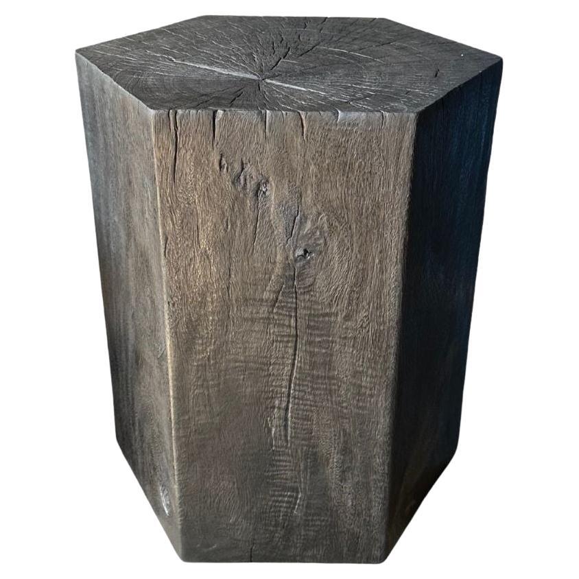 Skulpturaler Mango-Holz-Beistelltisch, modern, organisch, gebranntes Finish