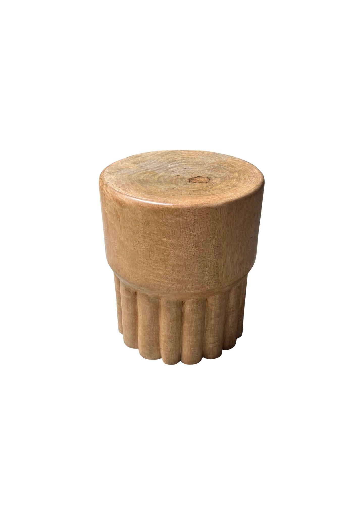 Sculptural Mango Wood Side Table, Modern Organic In Good Condition For Sale In Jimbaran, Bali