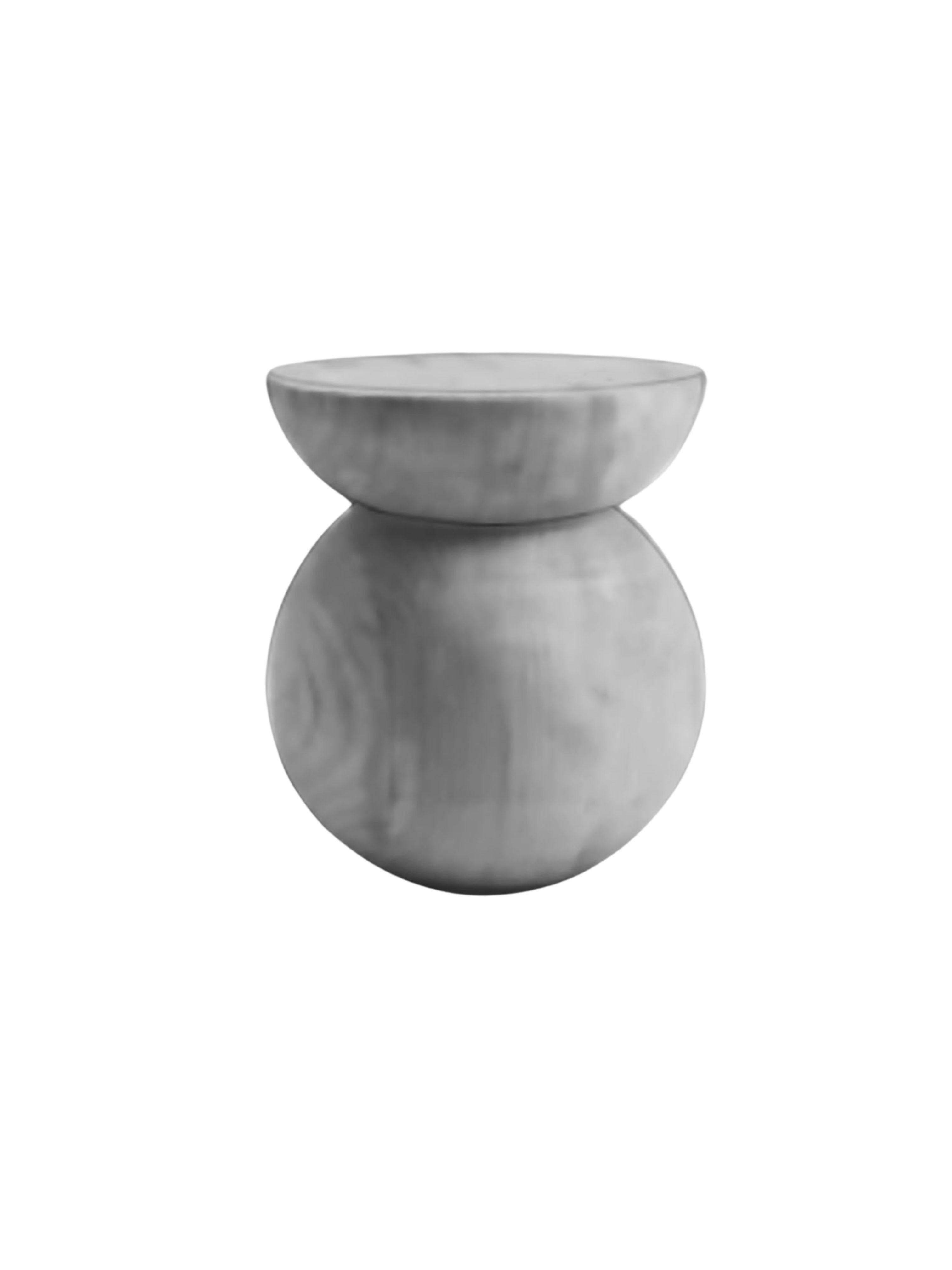 Ein skulpturaler Hocker aus Mangoholz in kugelförmigem Design, mit wunderbaren Holzstrukturen und -tönen. 

*Dies ist eine Sonderanfertigung und das Endprodukt kann leicht von den Abbildungen abweichen.