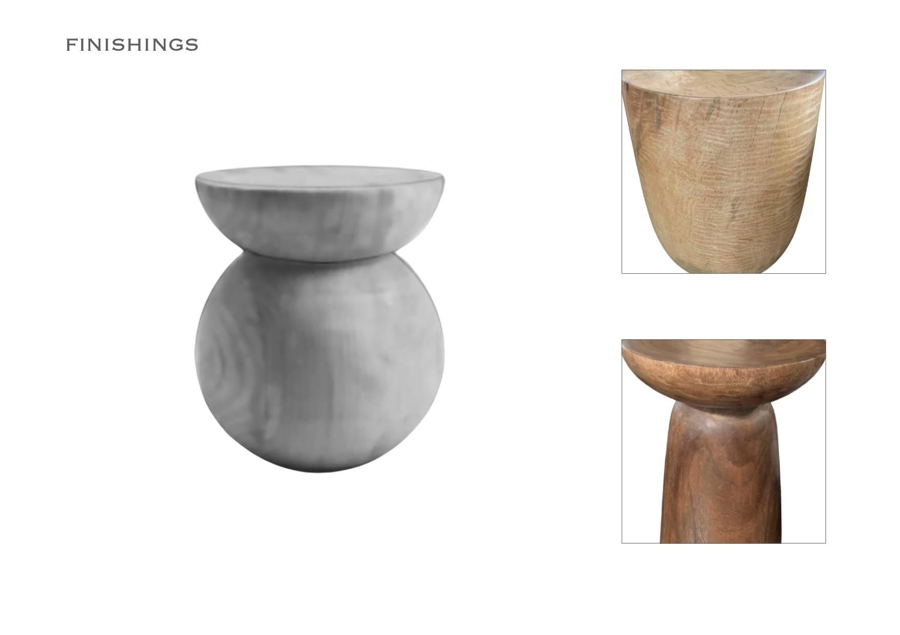 Skulpturaler Mango-Holzhocker, groß, kugelförmiges Design (Indonesisch) im Angebot