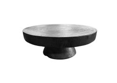 Tavolo scultoreo in legno di mango realizzato in legno massiccio di suar, finitura bruciata