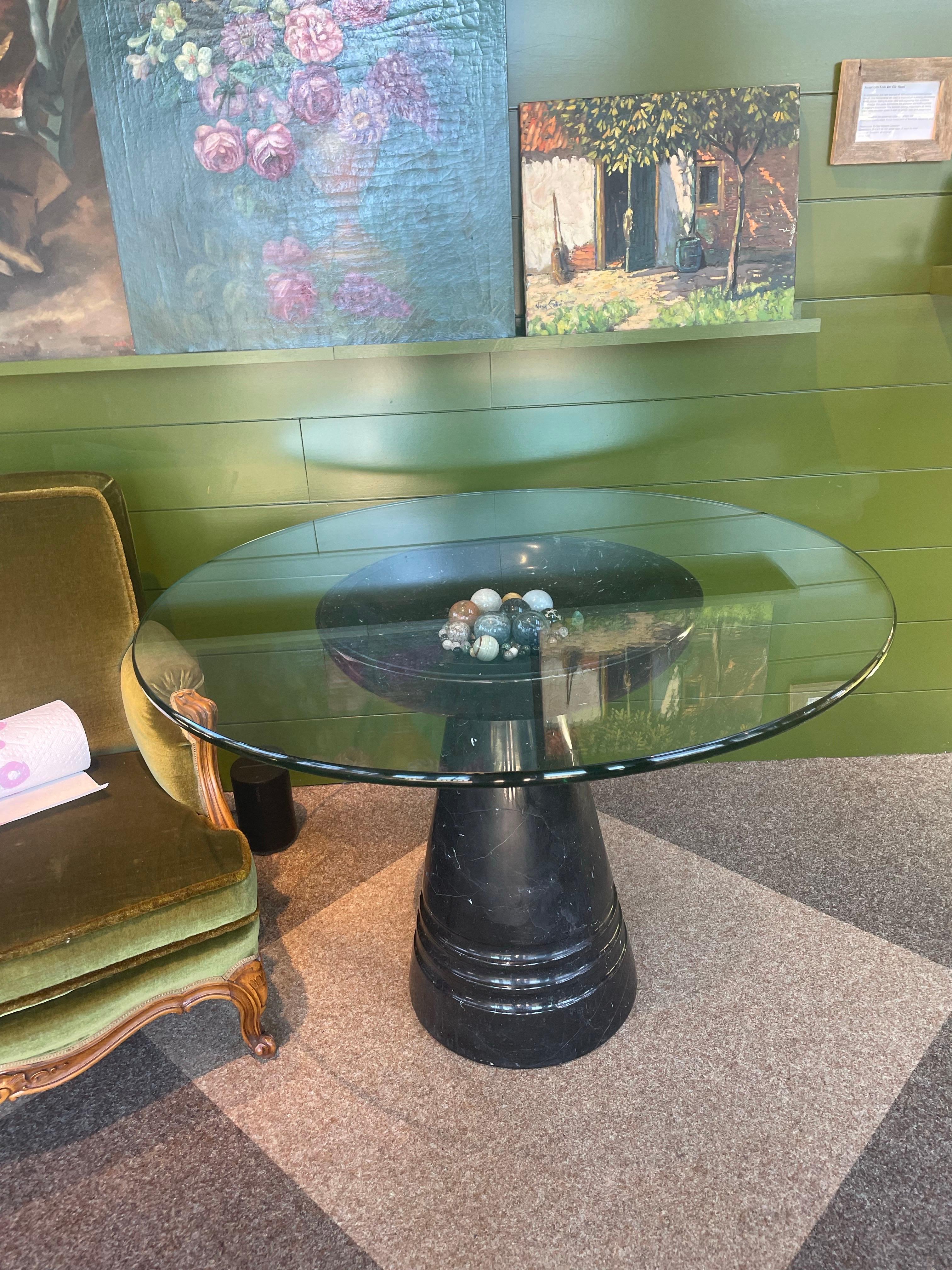 Una mesa con pedestal rara y arquitectónicamente convincente atribuida al renombrado diseñador italiano Angelo Mangiarotti, fabricada en Italia hacia la década de 1980. Esta versátil pieza tiene una base de mármol negro con elegantes vetas y una
