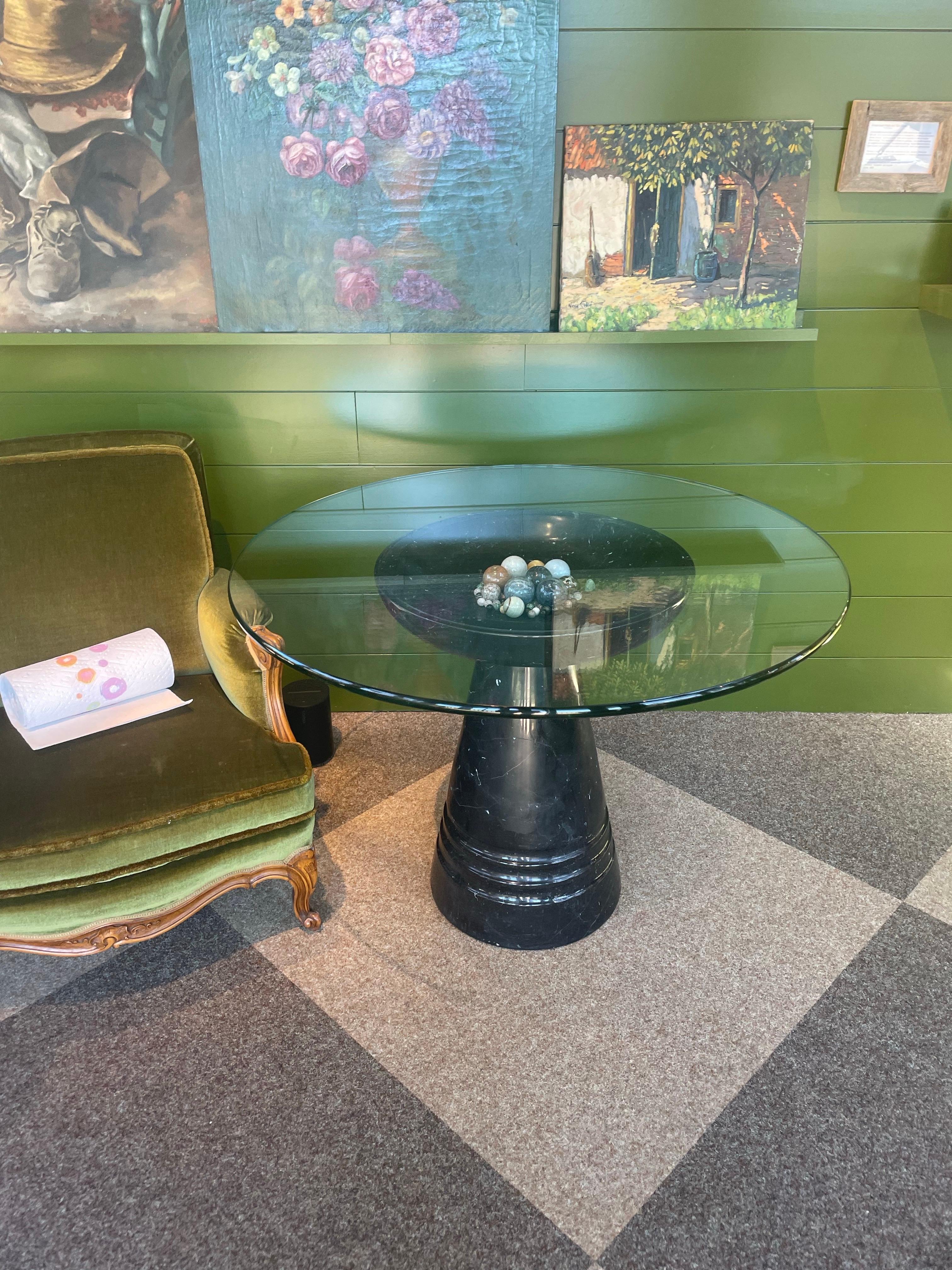 Mesa Pedestal Escultórica de Mármol Atribuida a Angelo Mangiarotti, Italia, Años 80 Posmoderno en venta